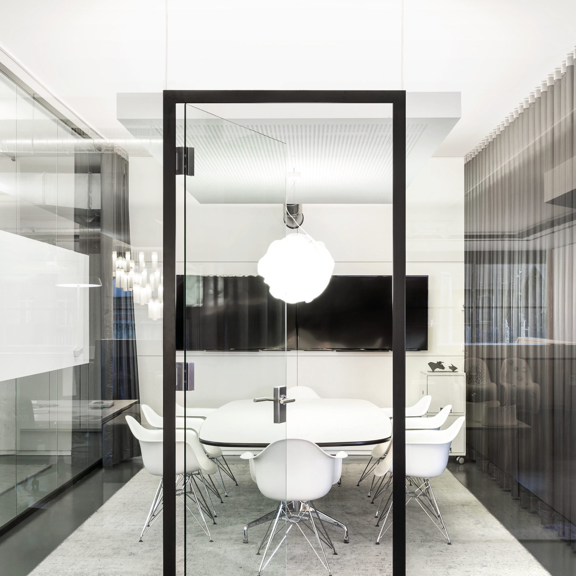 Display product fecodoor glass G10 from manufacturer feco. Die Systemwand.