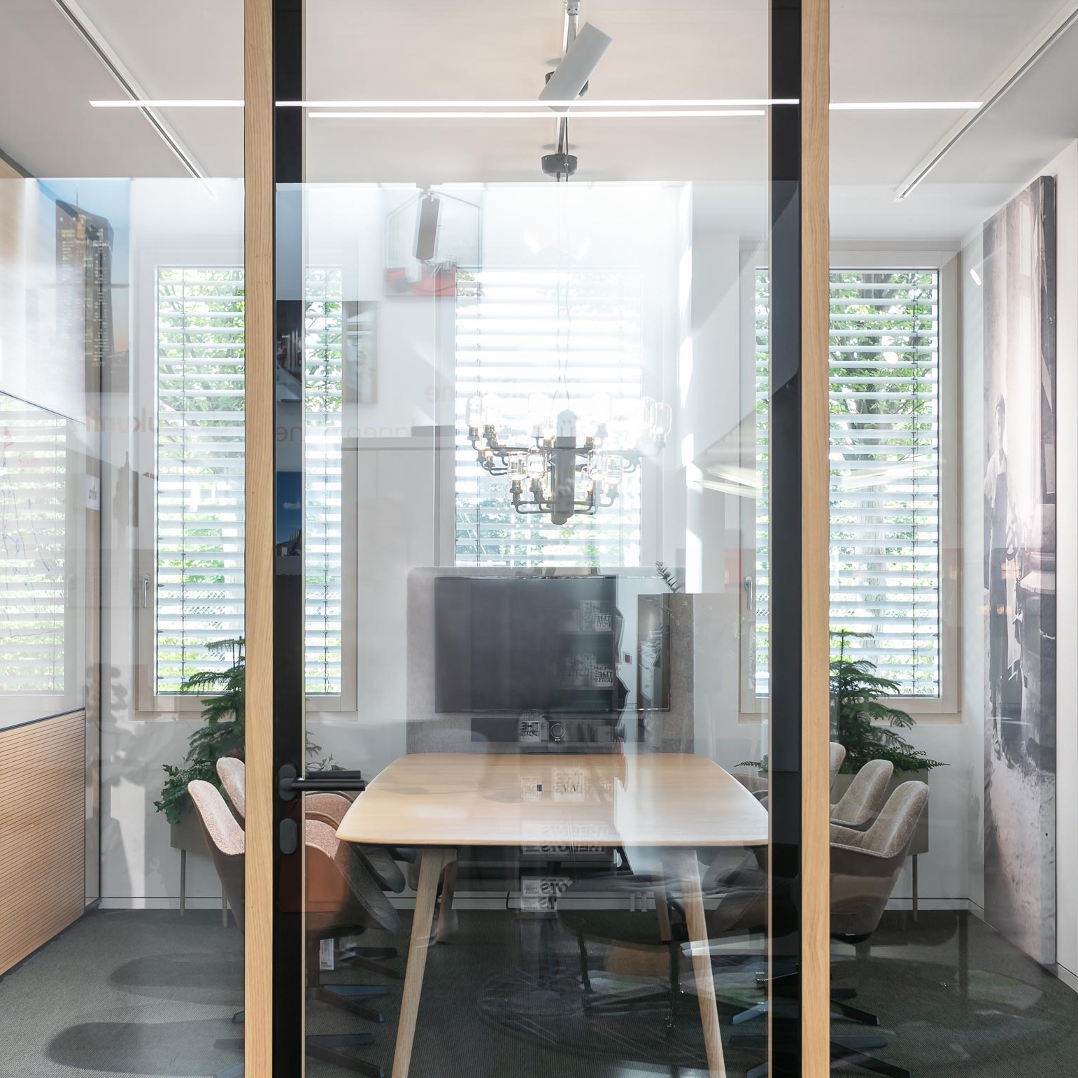 Display product fecodoor glass S70 wood from manufacturer feco. Die Systemwand.
