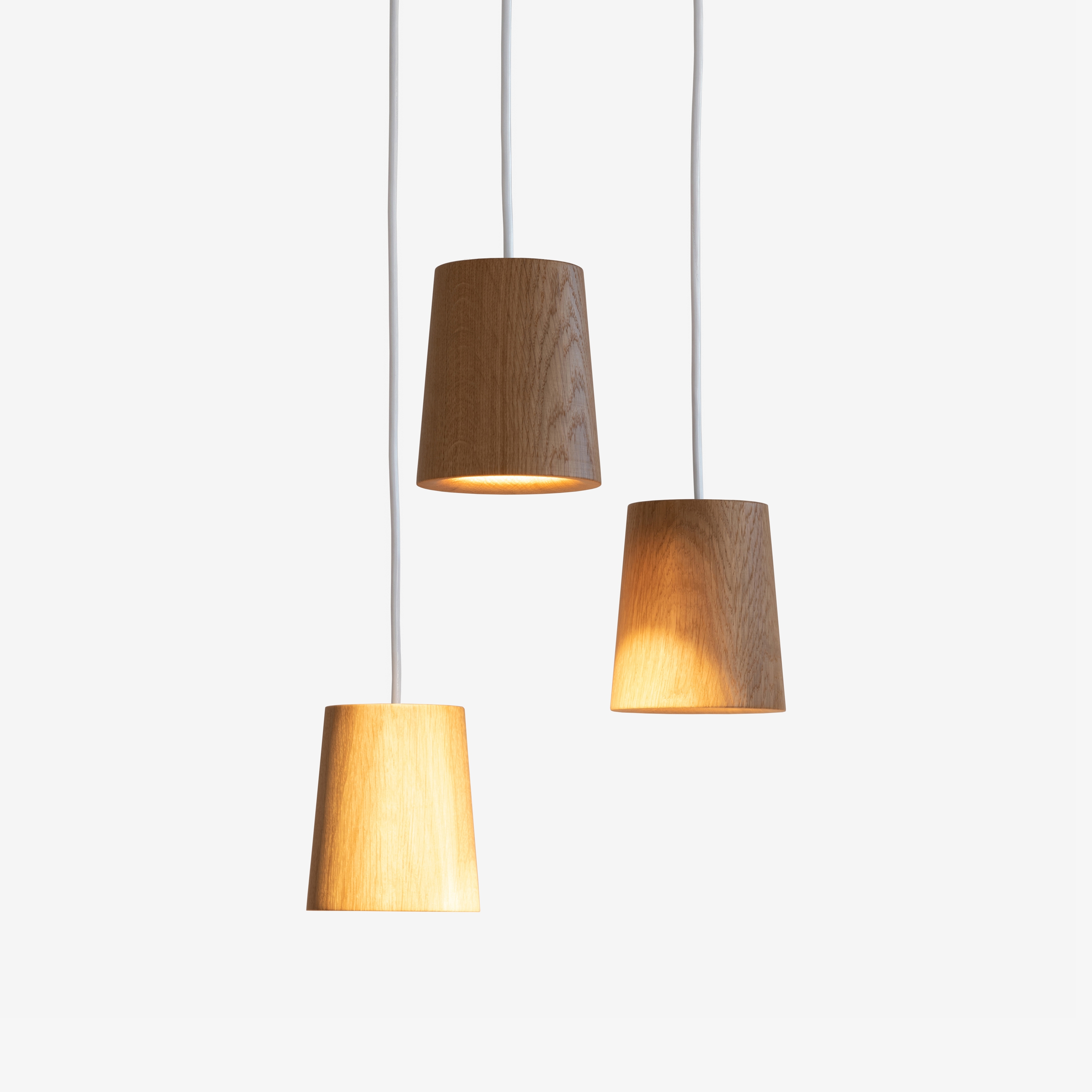 Afficher le produit Solid 3-Pendant Cluster | Cone du fabricant Case Furniture