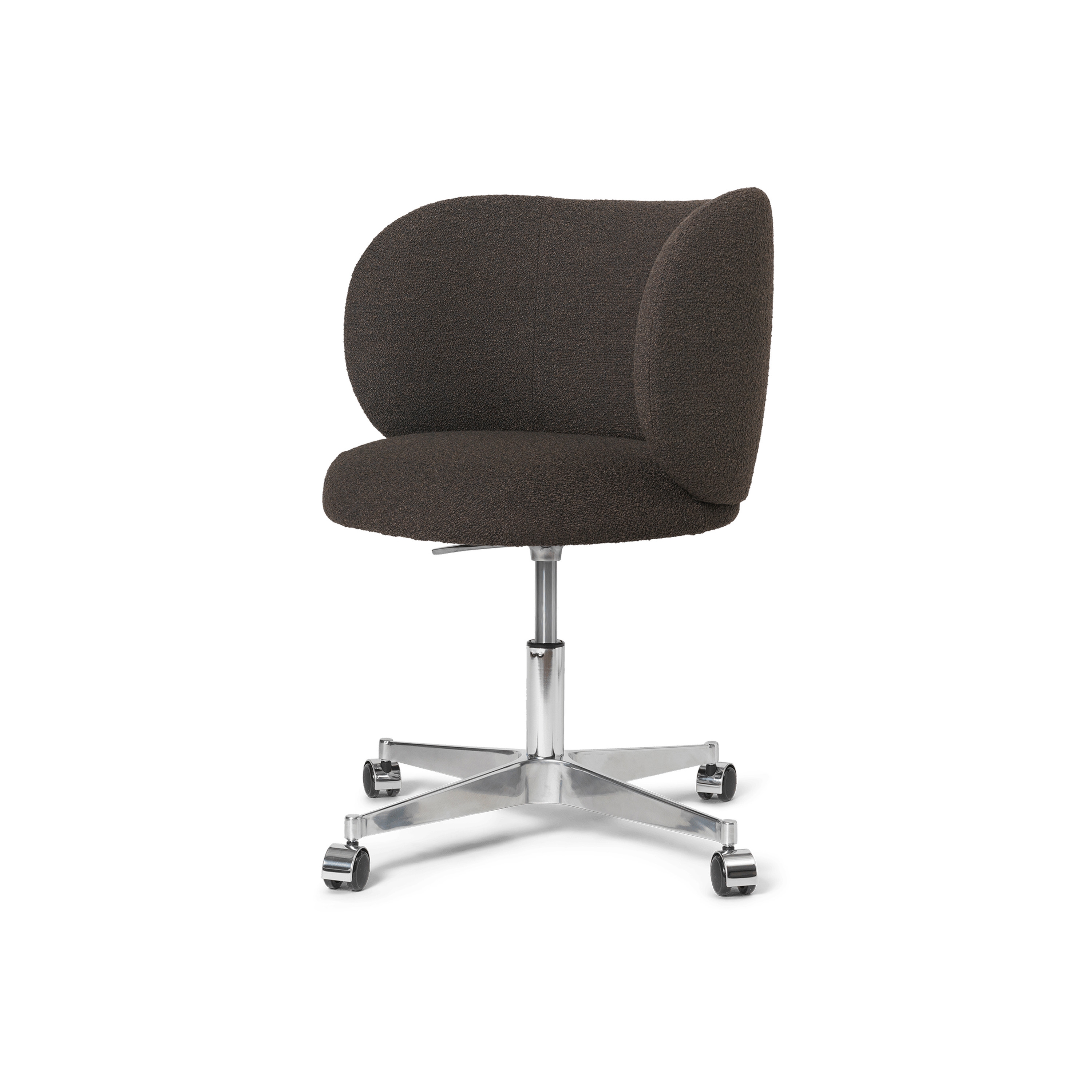 Produkt Rico Dining w. Castors Soft Bouclé - Dark Brown des Herstellers ferm LIVING anzeigen