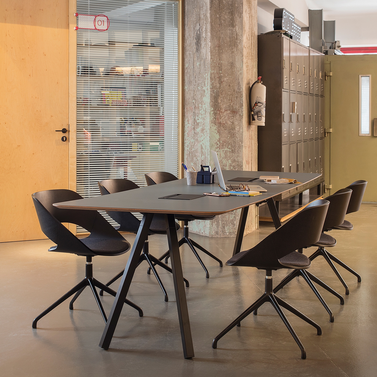 Mostrar el producto B-Around contract table, in black steel and fenix del fabricante RS Barcelona