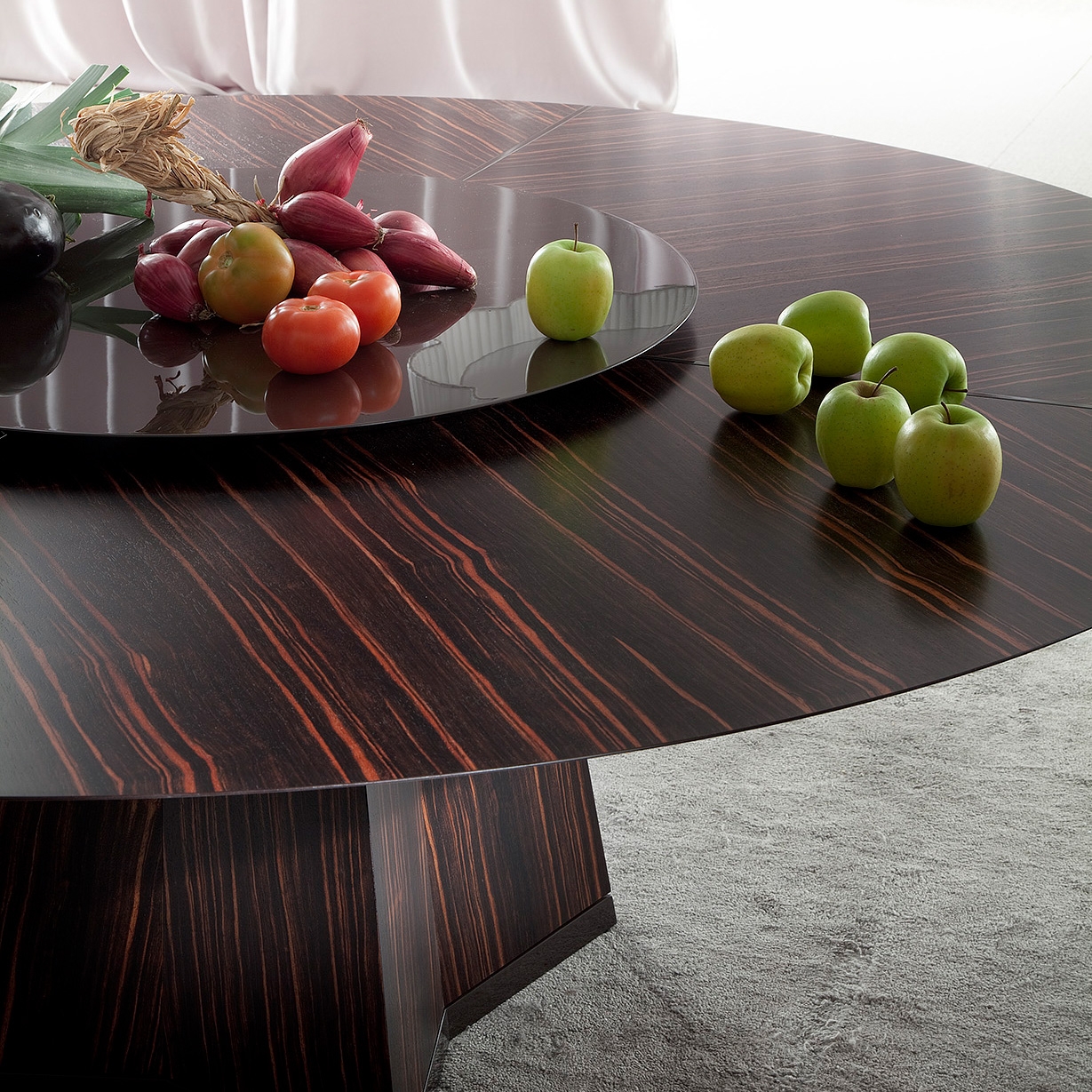 Display product Pensami round dining table from manufacturer Erba Italia