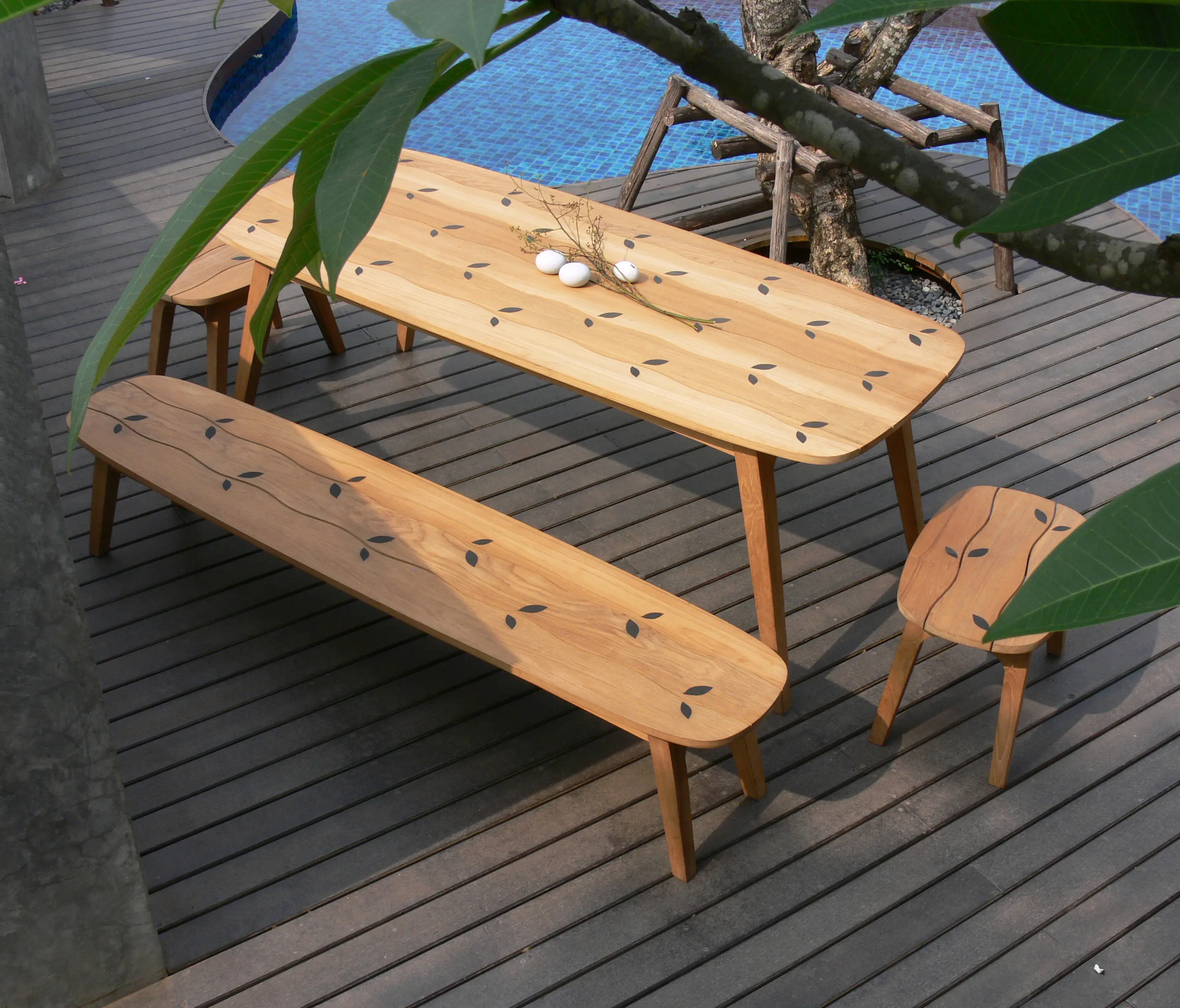 Deesawat - Wave Bench