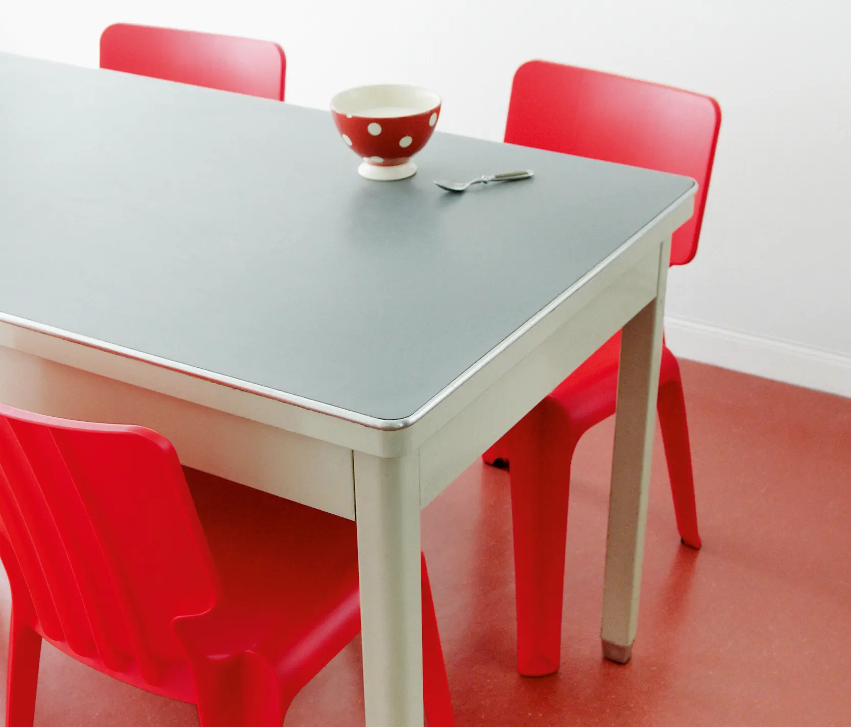 Authentics - WAIT plastic chair