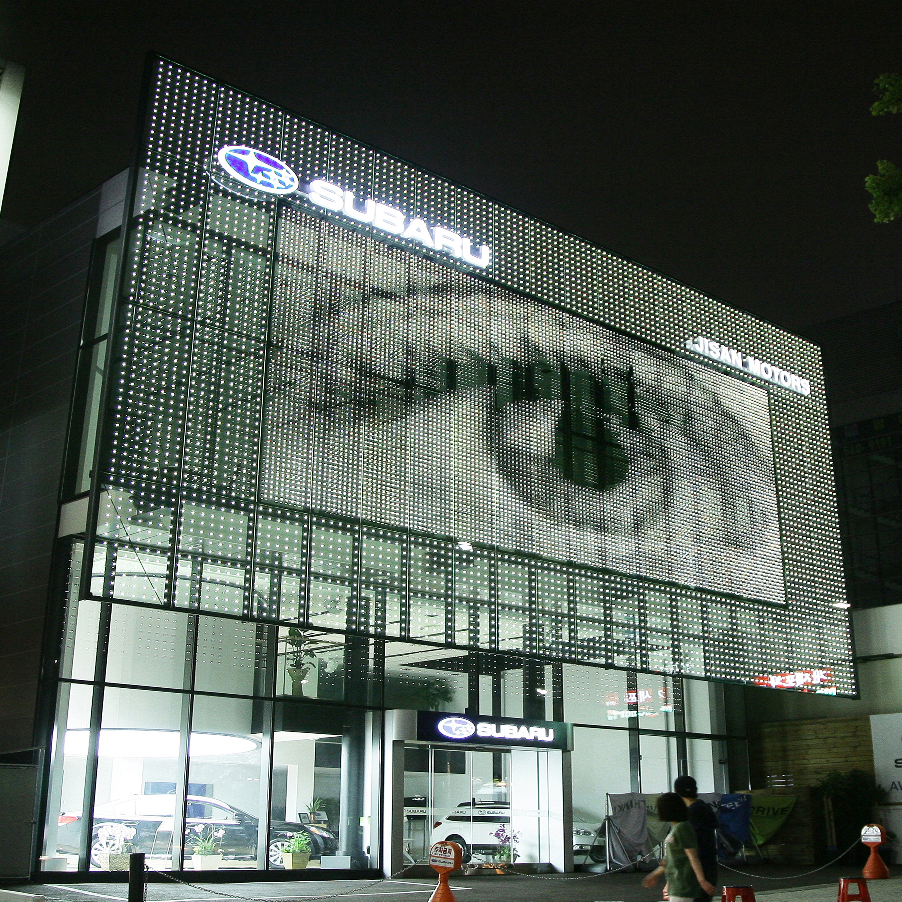Mostra il prodotto powerglass® media façade : SUBARU del produttore Peter Platz Spezialglas