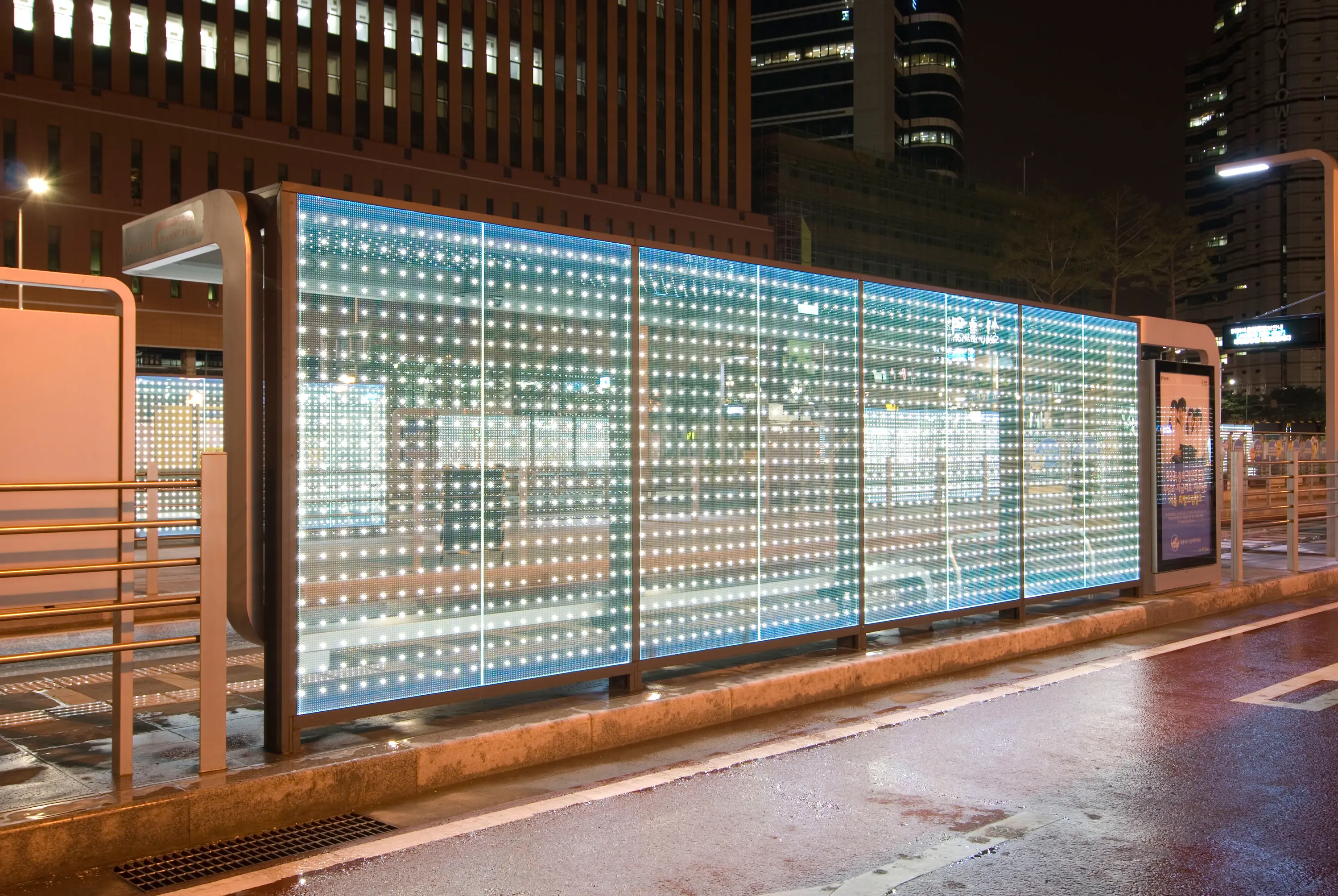 Peter Platz Spezialglas - powerglass® media façade: bus shelter