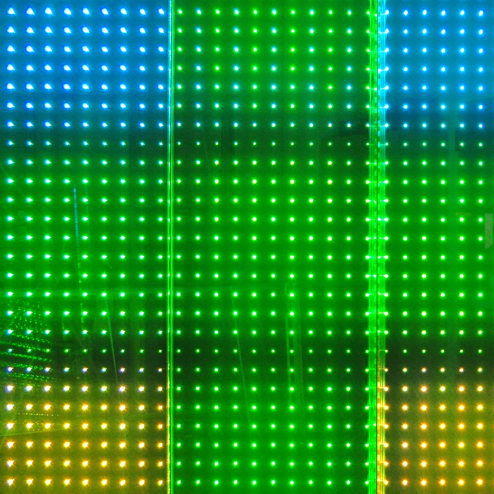 Display product powerglass® RGB media façade from manufacturer Peter Platz Spezialglas
