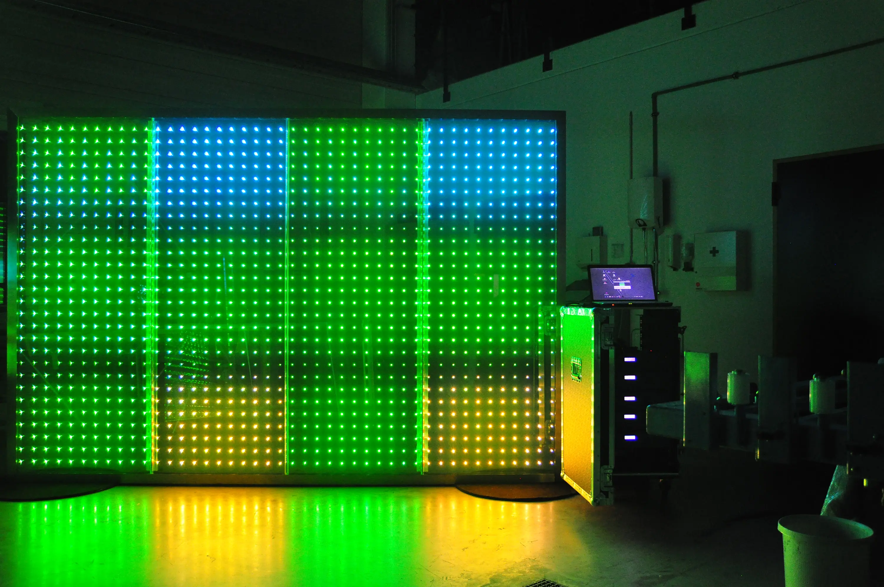 Peter Platz Spezialglas - powerglass® RGB media façade