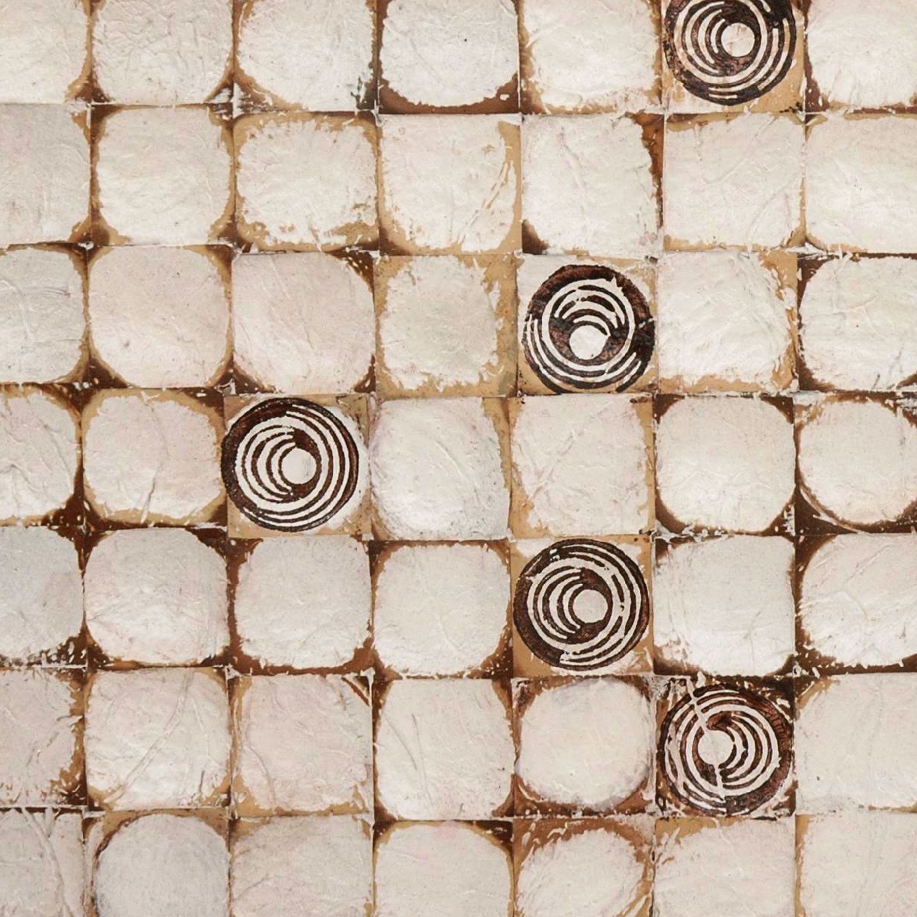 Mostra il prodotto Cocomosaic wall tiles white patina with oval brown stamp del produttore Cocomosaic