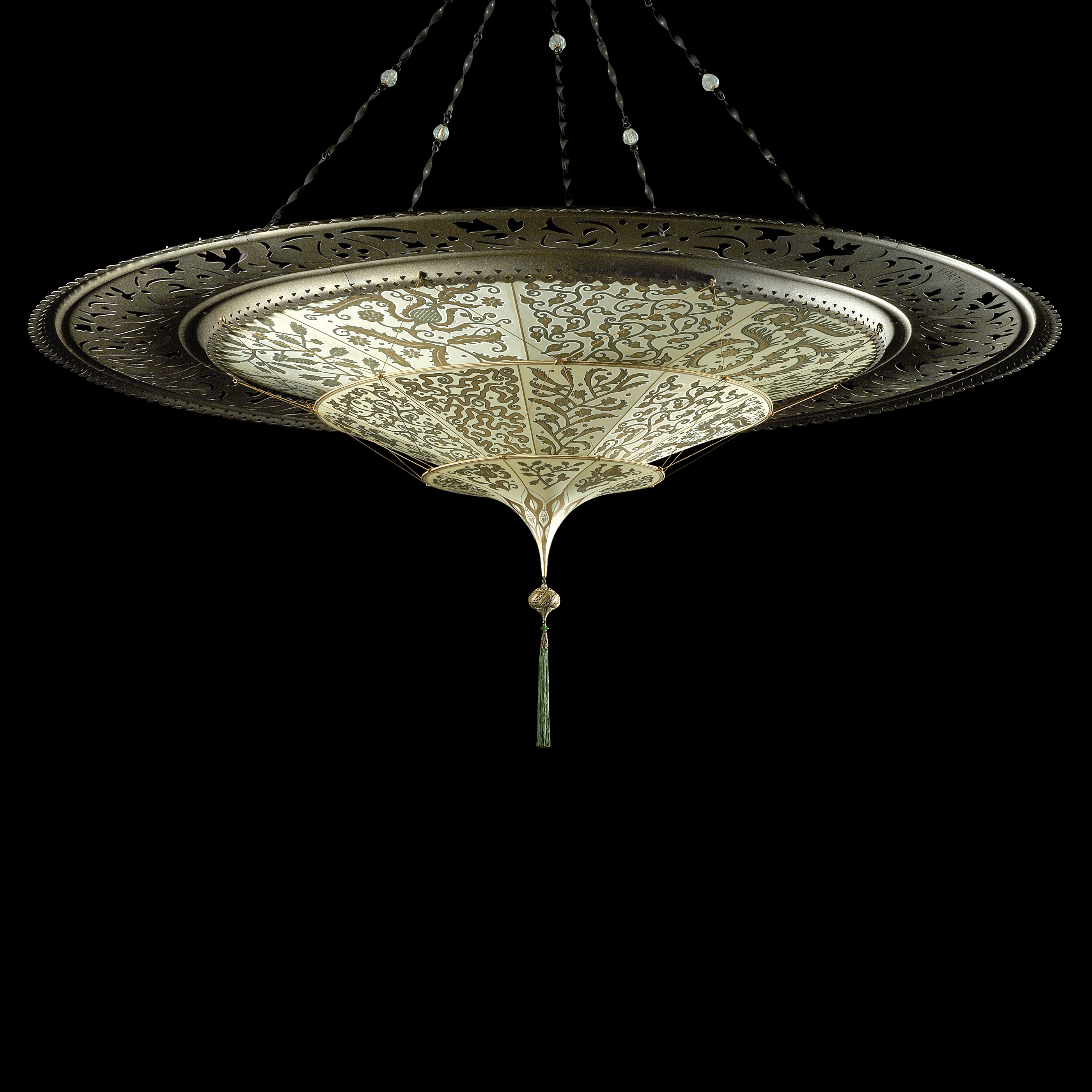 Afficher le produit Scheherazade 3 tiers with ring du fabricant Venetia Studium