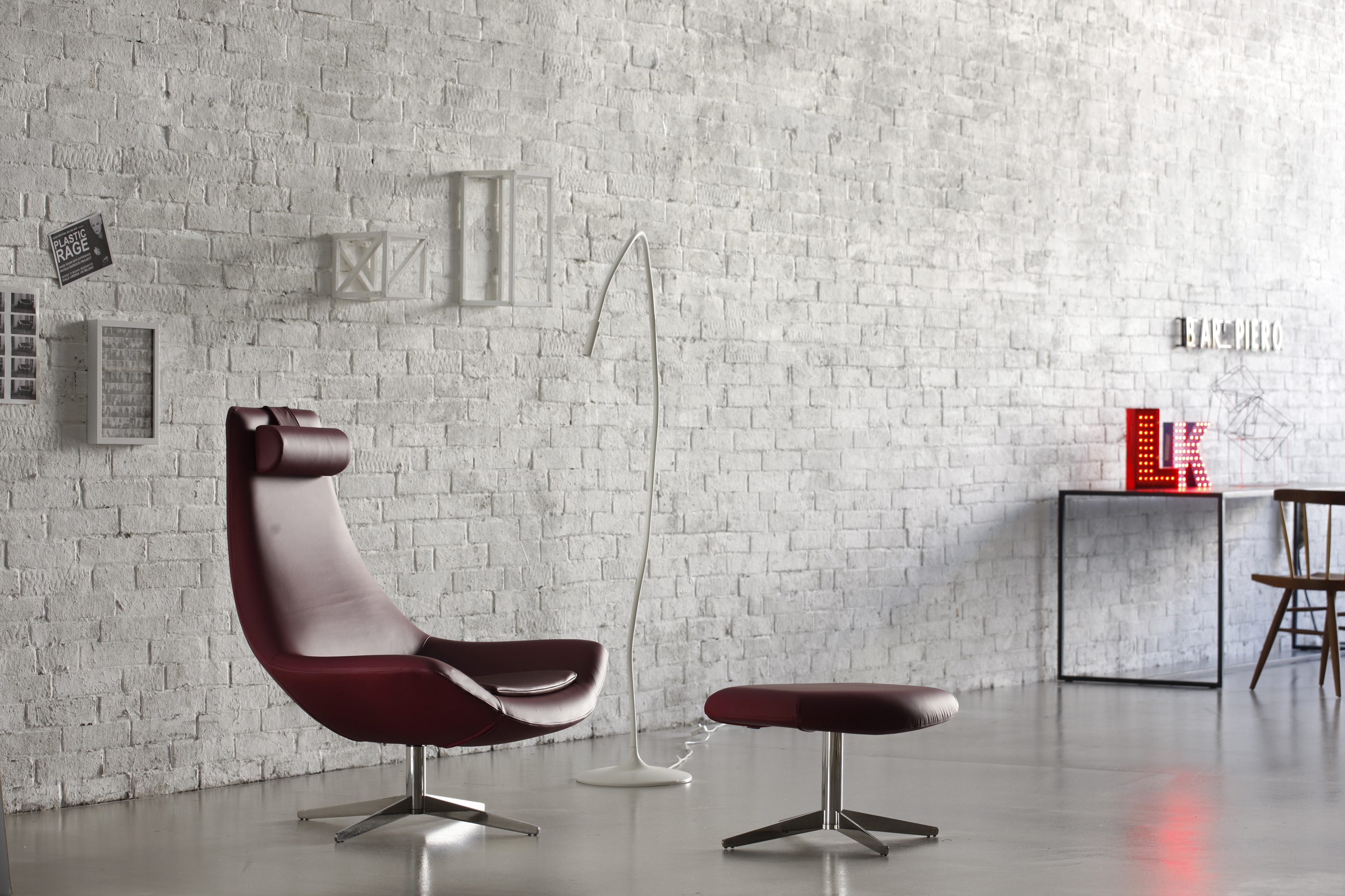 Display product Star chair with ottoman from manufacturer Via Della Spiga