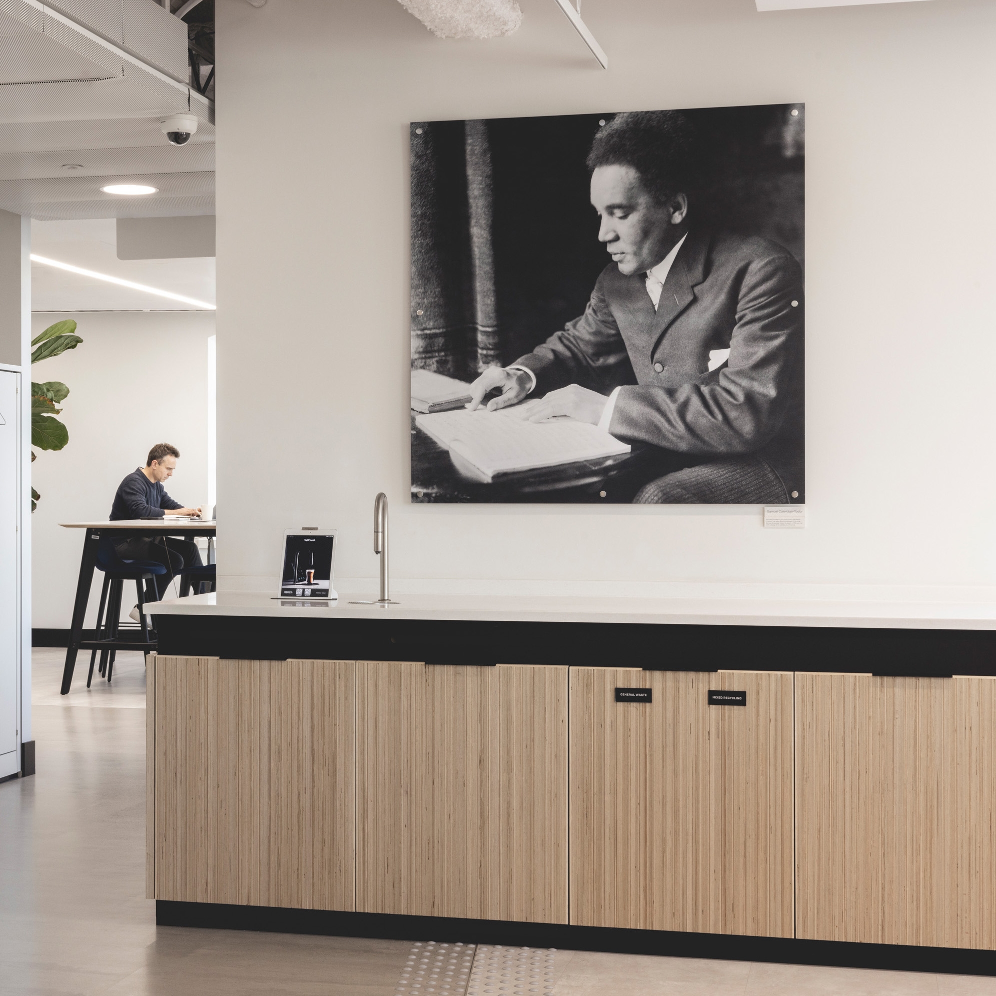 Display product Plexwood Application - PRS for Music Workplace Hub from manufacturer Plexwood