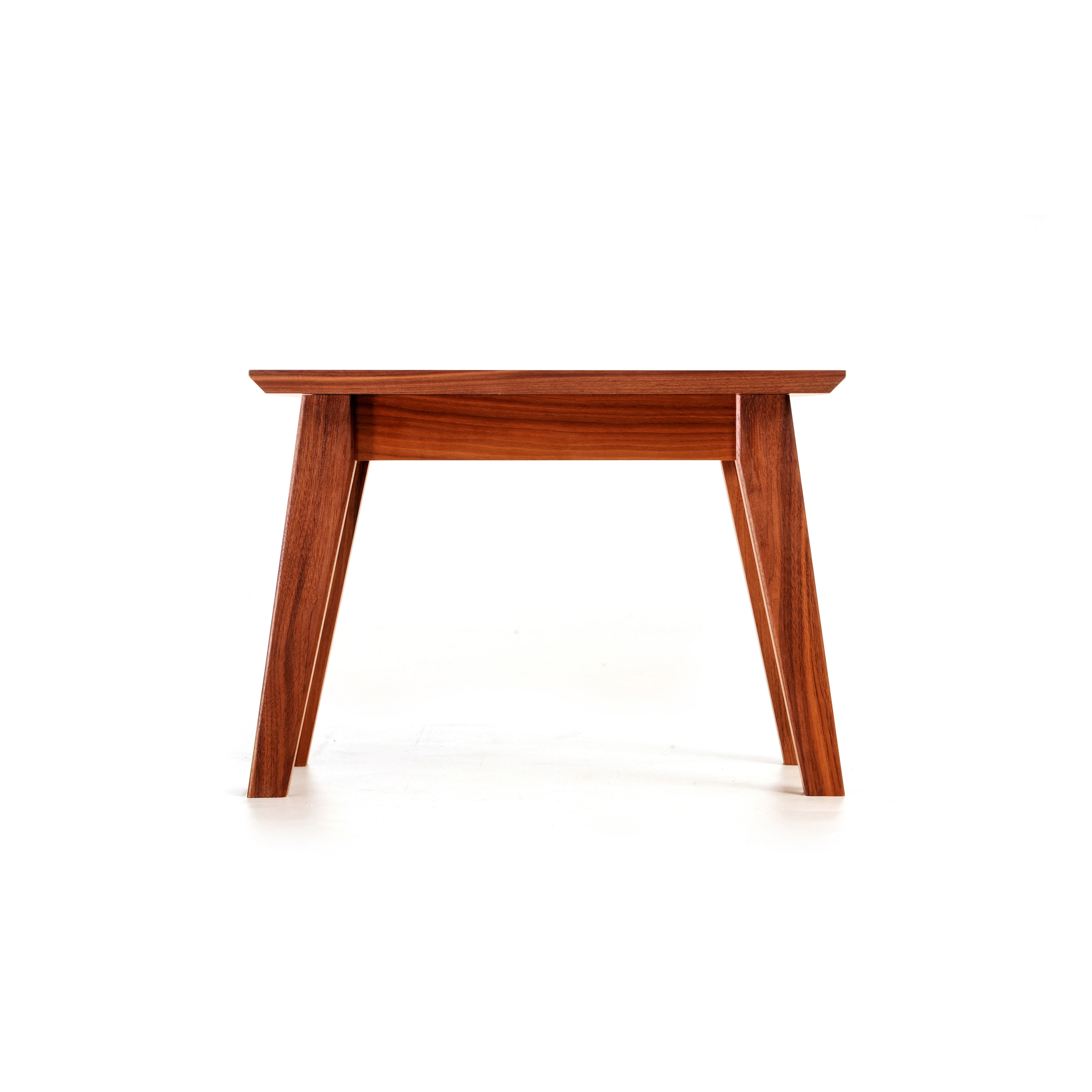 Mostra il prodotto Acorn Side Table del produttore Bark