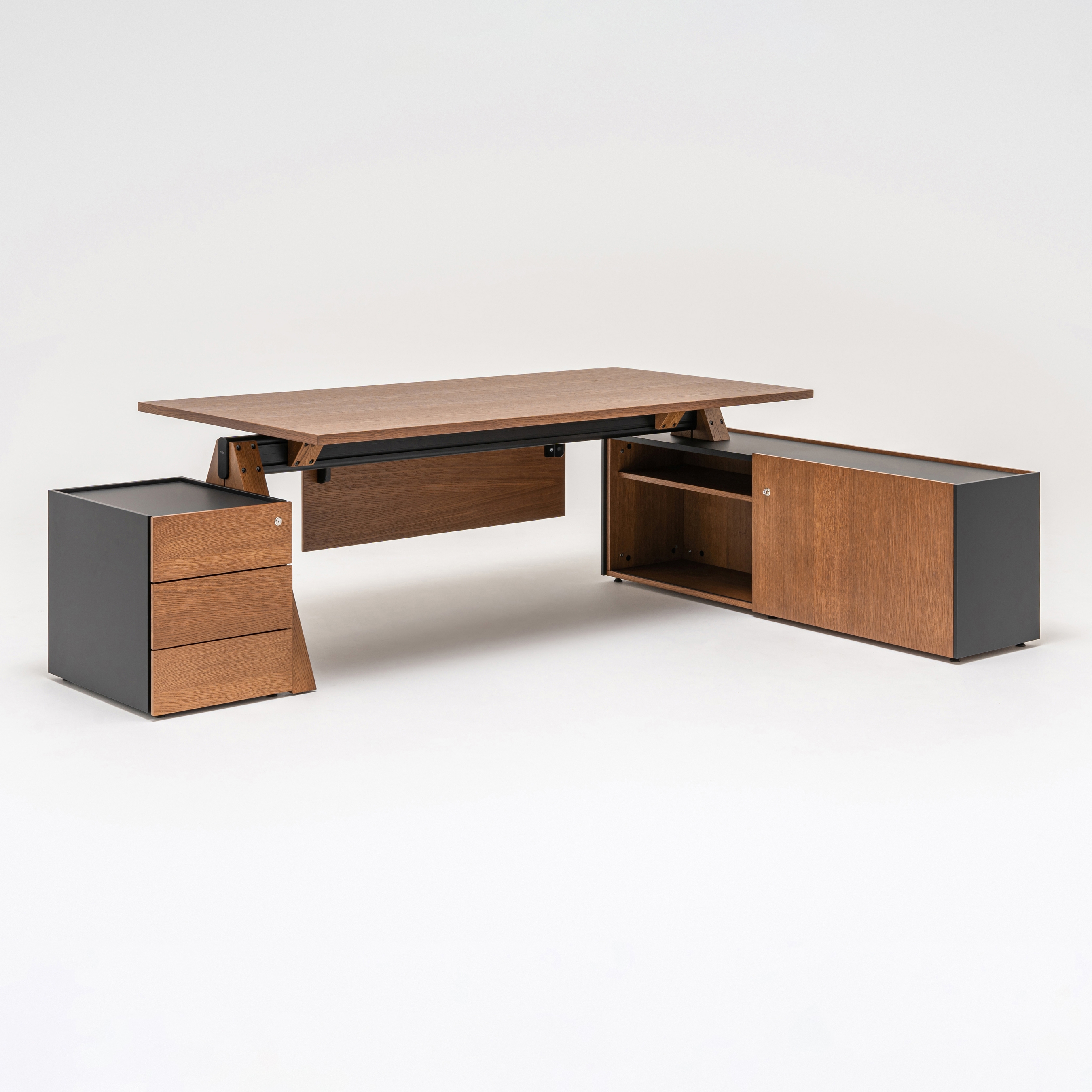 Mostra il prodotto Viga Executive Desk del produttore MDD