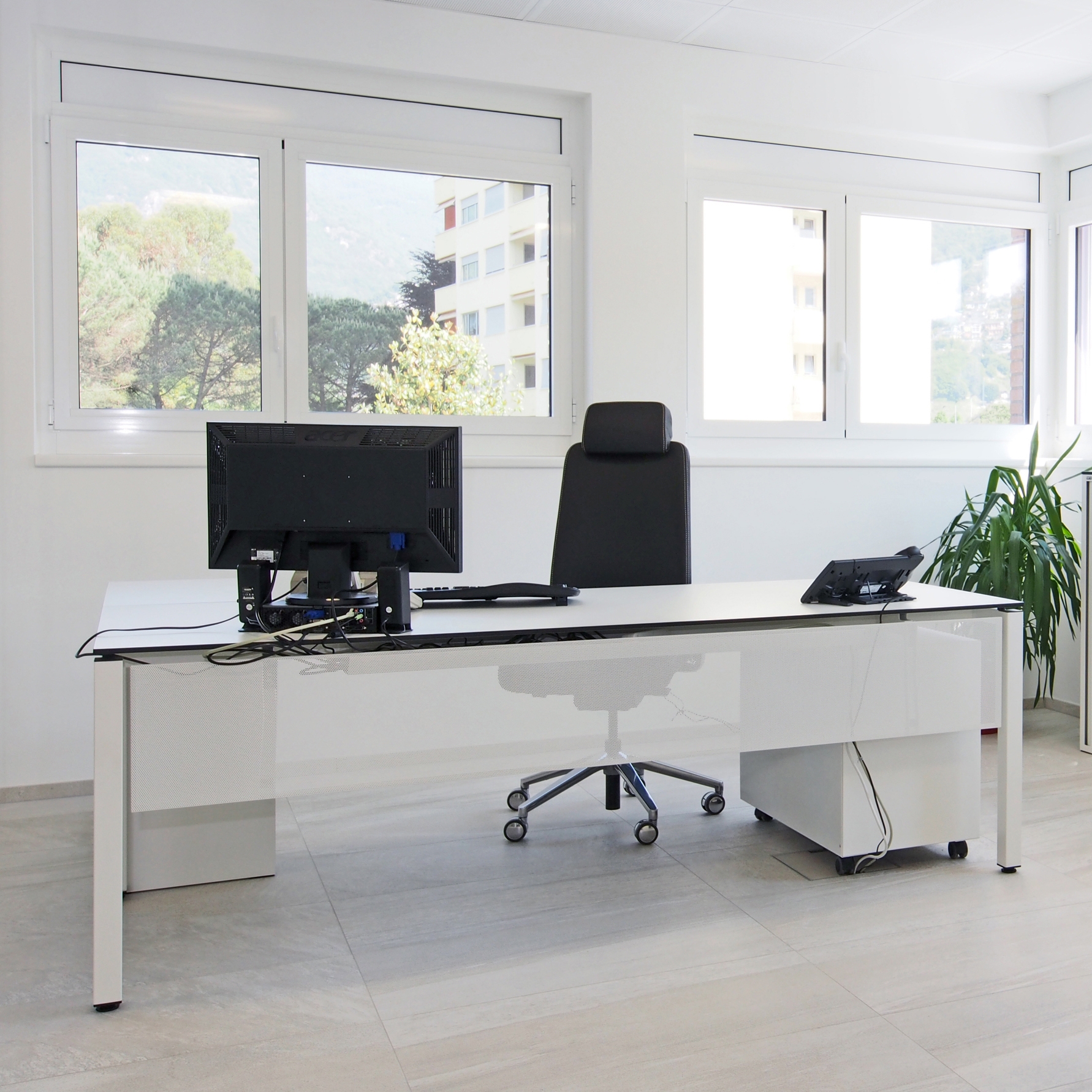 Mostrar el producto Four leg table del fabricante SARA