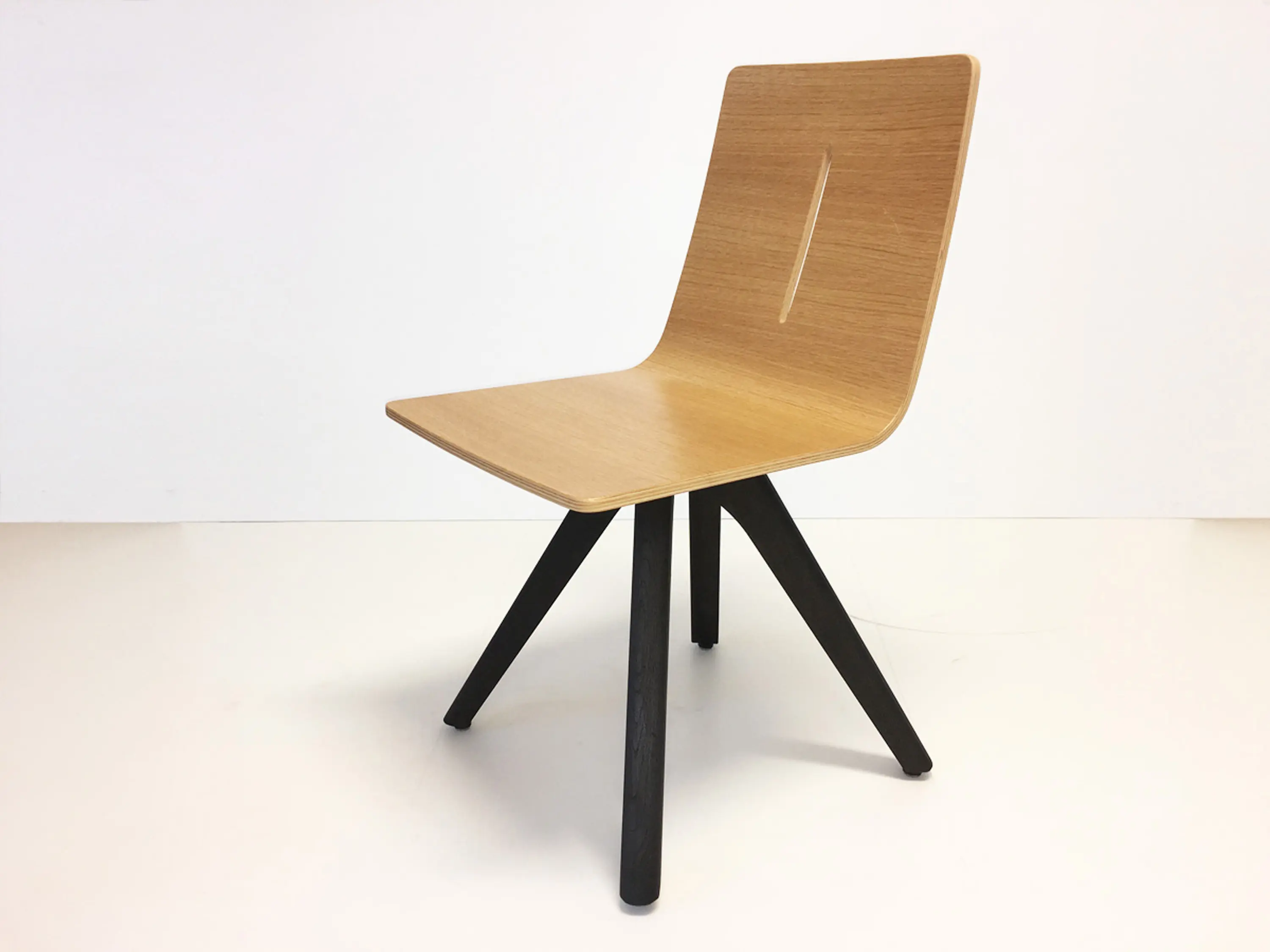 dutchglobe - Cross Solid Chair