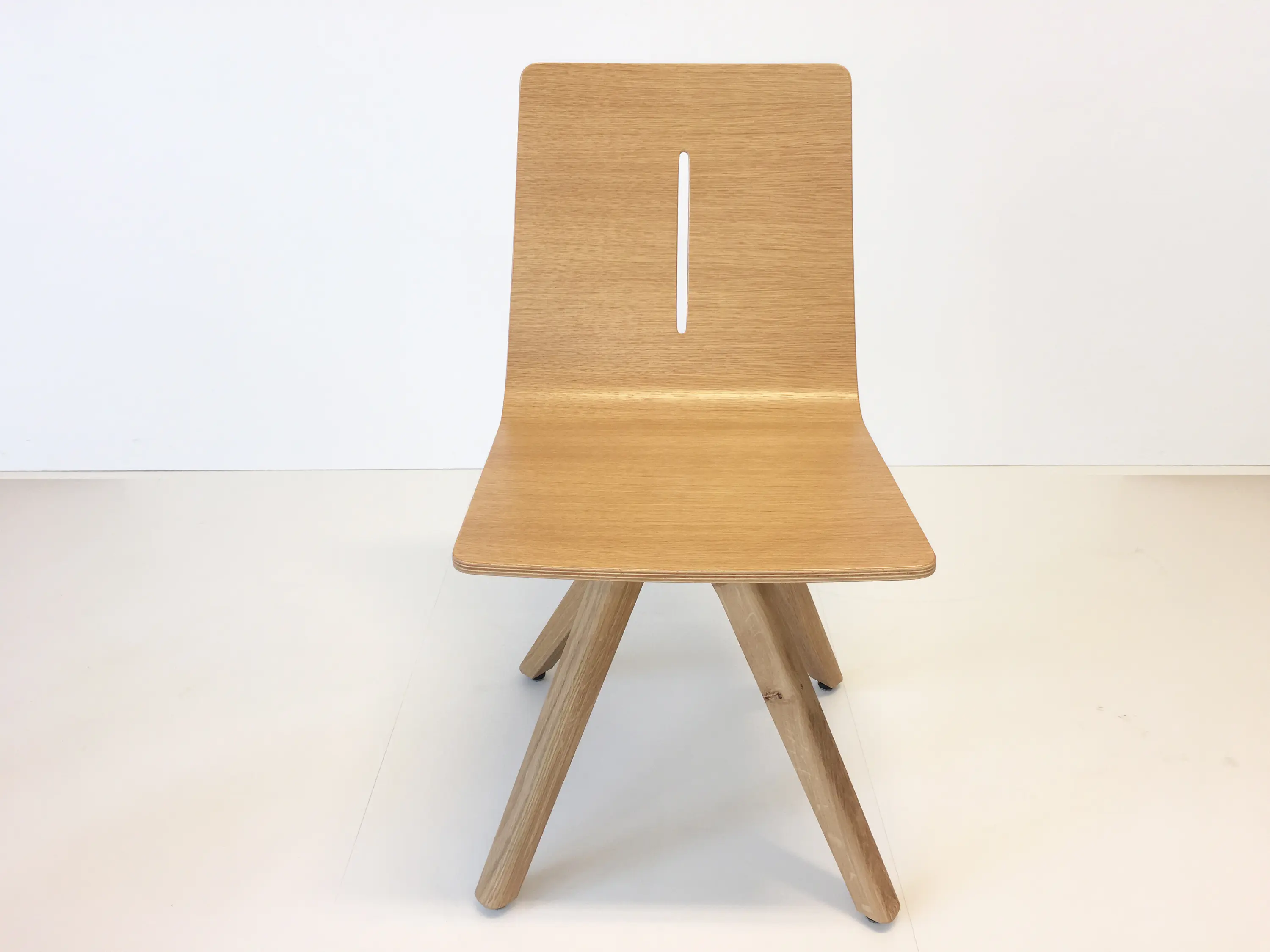 dutchglobe - Cross Solid Chair
