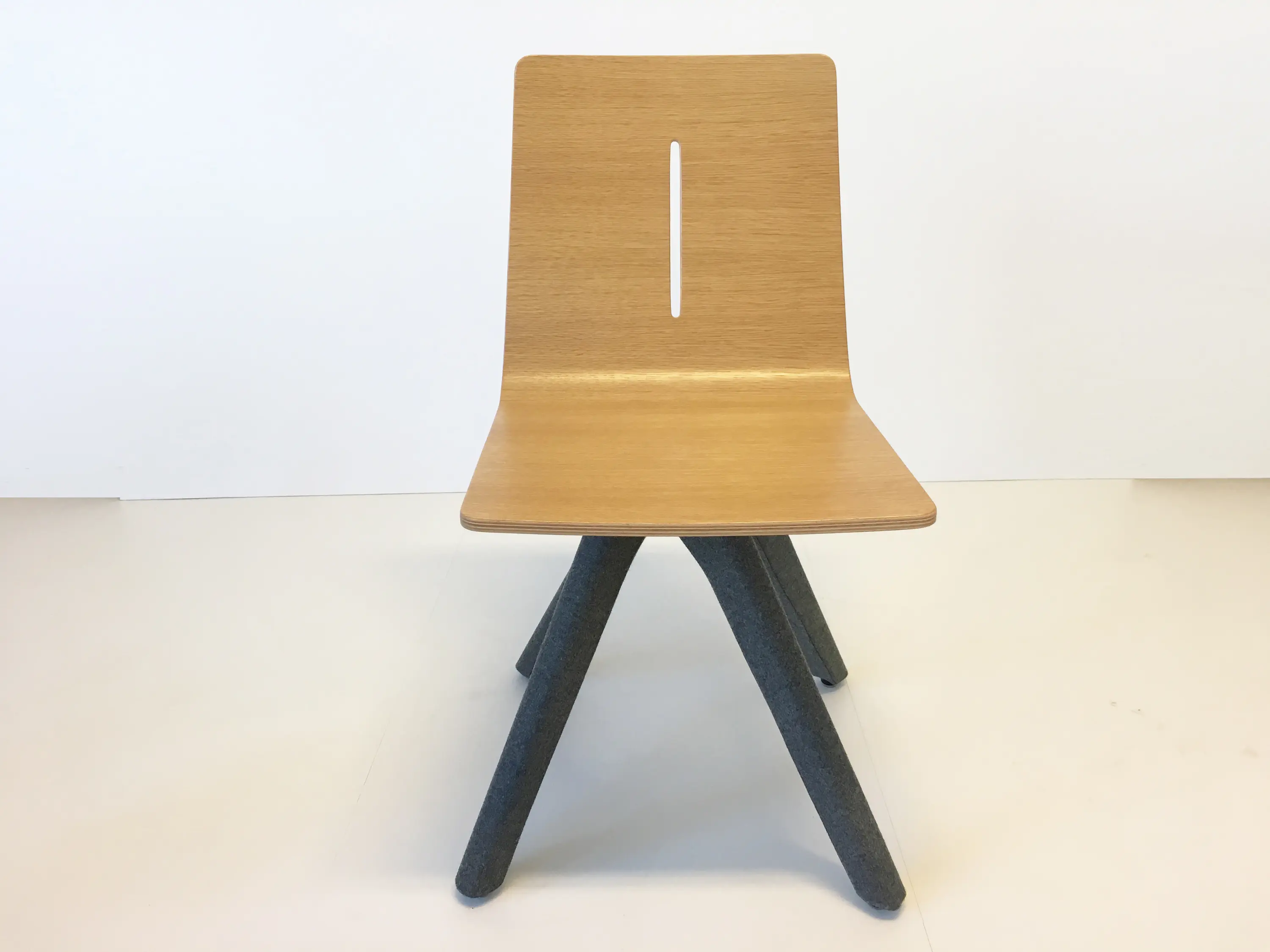 dutchglobe - Cross Solid Chair