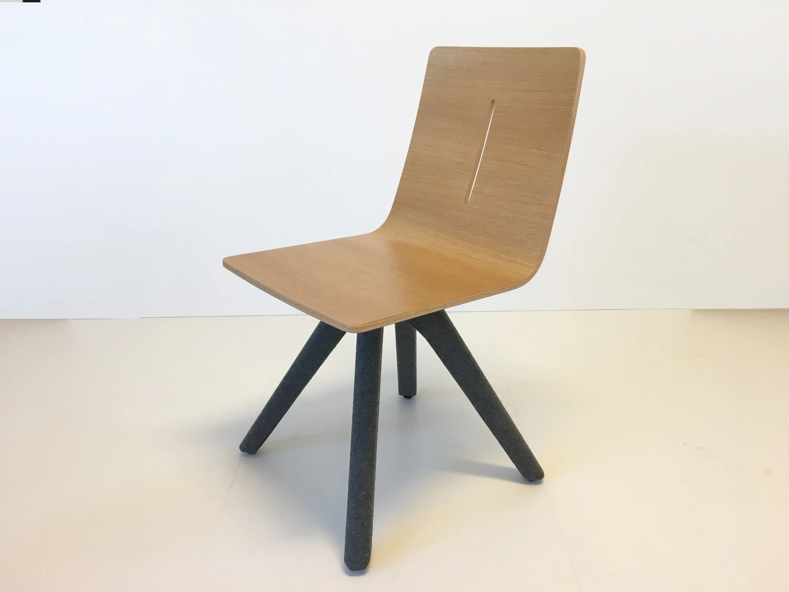 dutchglobe - Cross Solid Chair