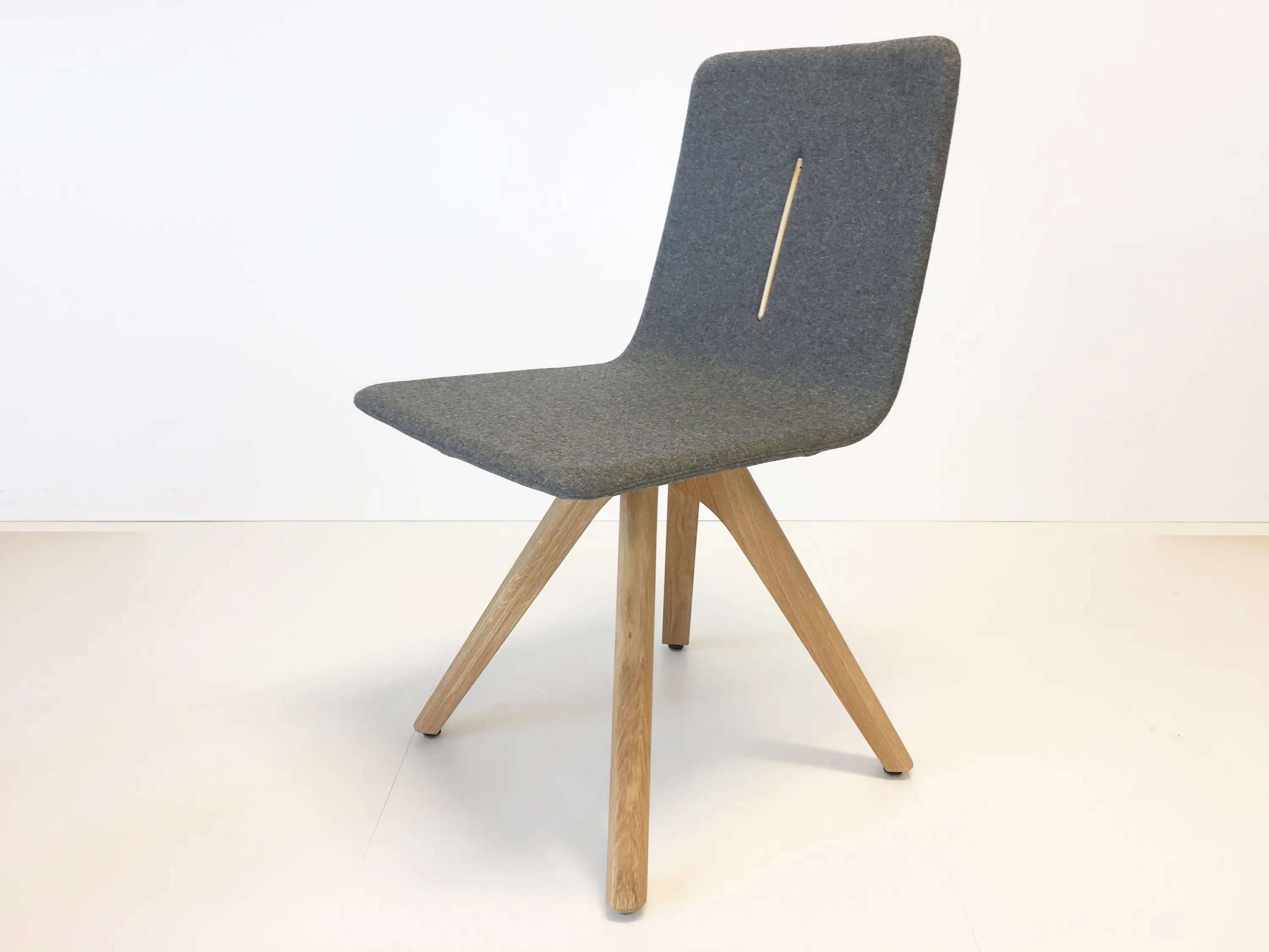 dutchglobe - Cross Solid Chair