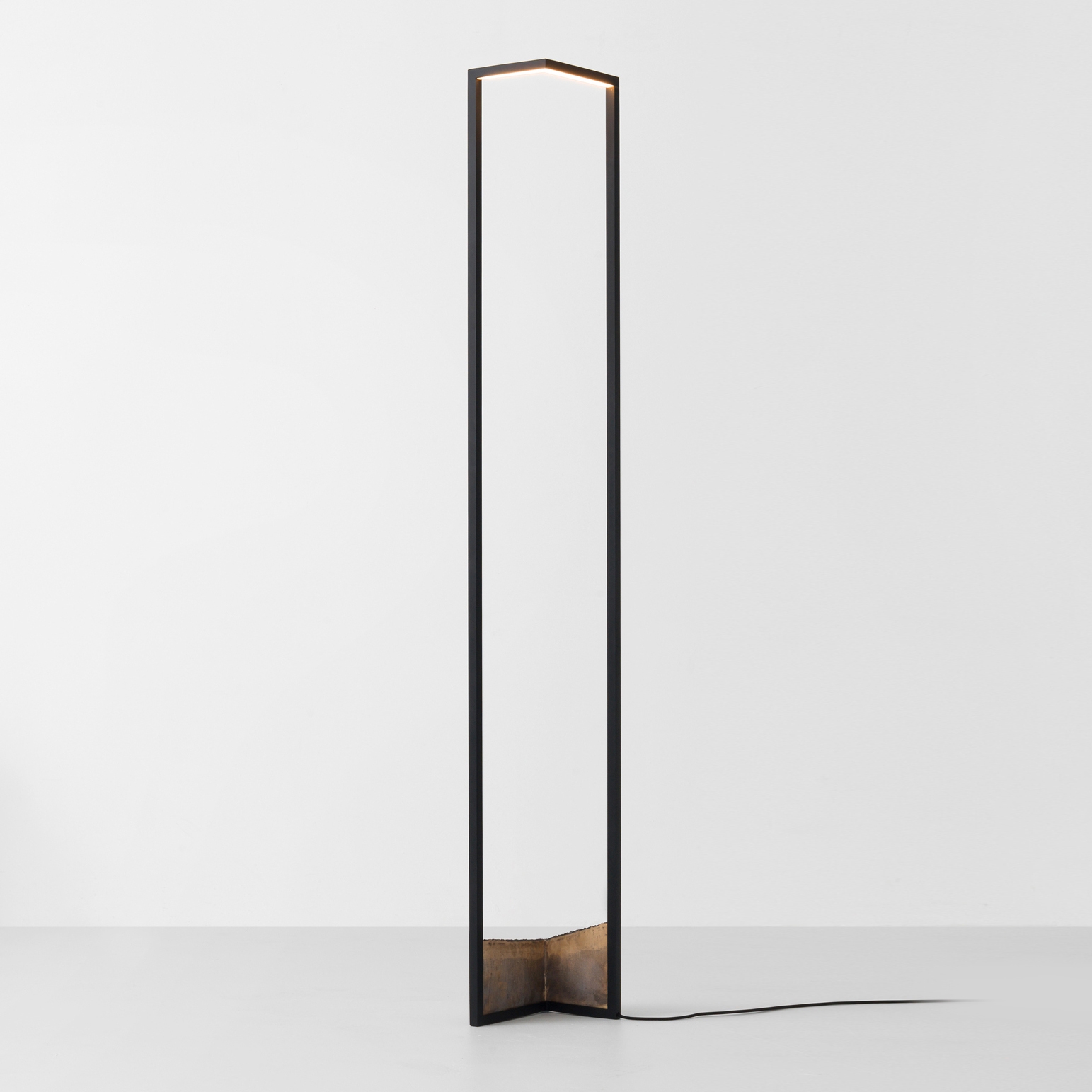 Mostrar el producto Foundry Floor Light del fabricante Resident