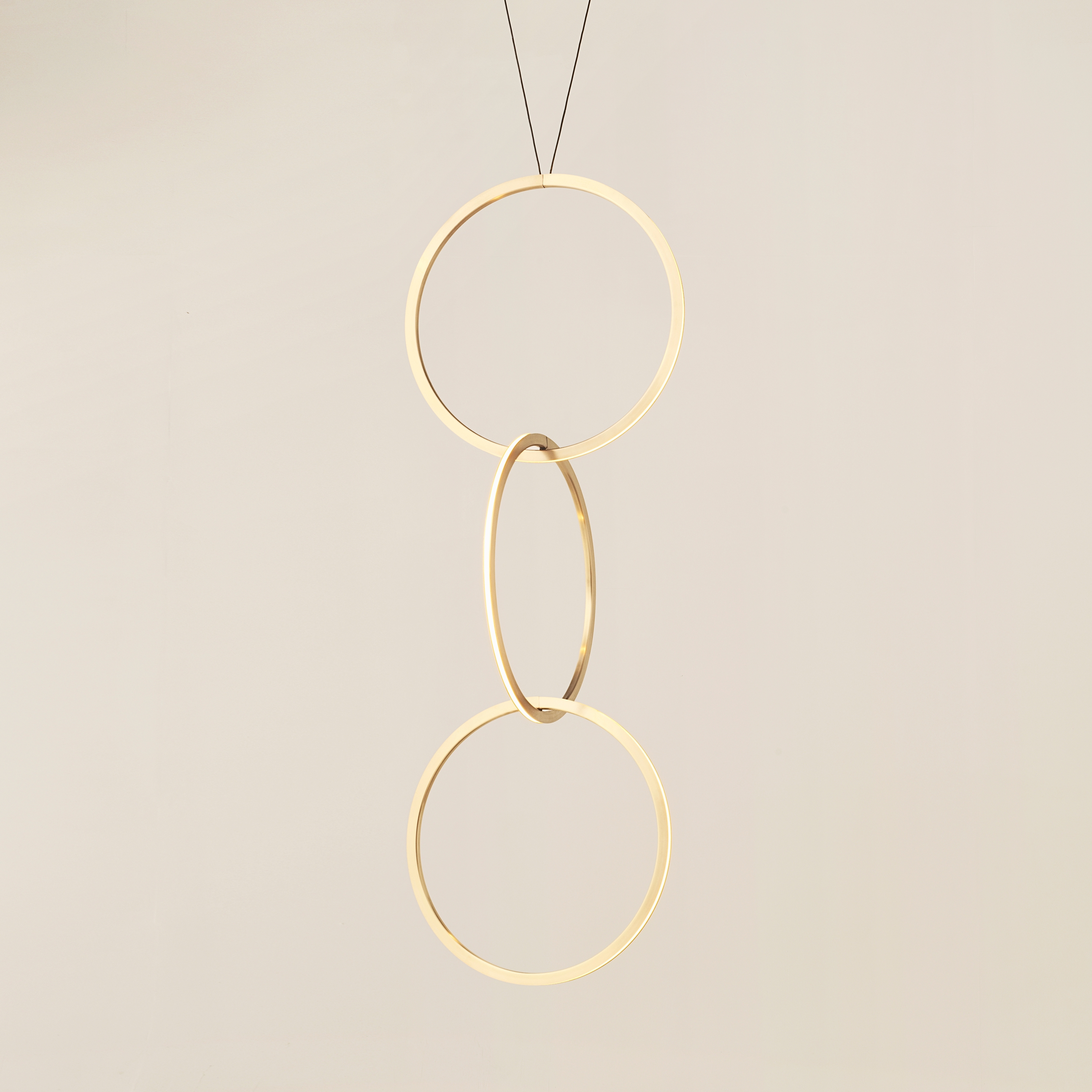 Mostrar el producto Circus 750 Pendant - Brass del fabricante Resident