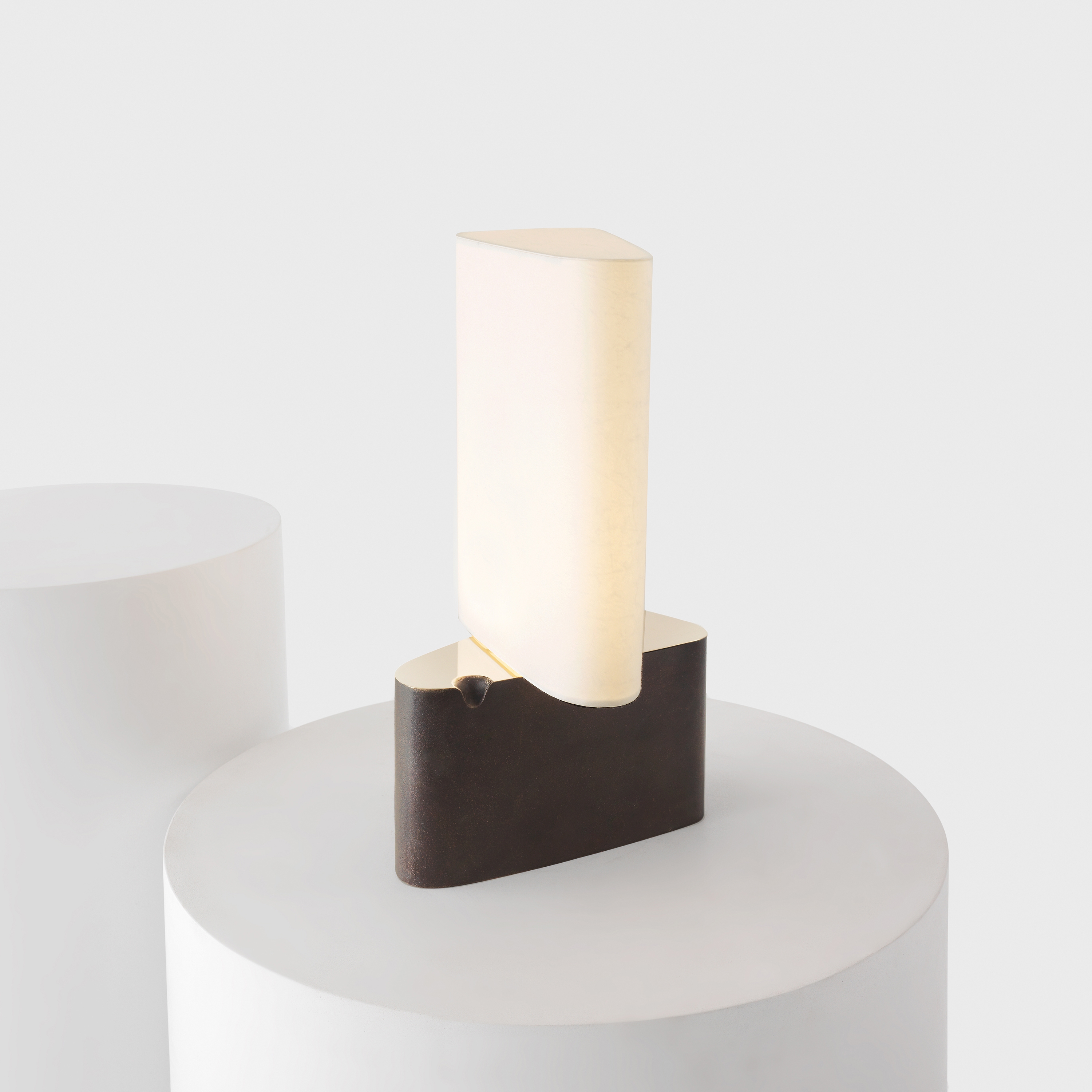 Mostra il prodotto Fulcrum table Light - Bronze & Paper del produttore Resident
