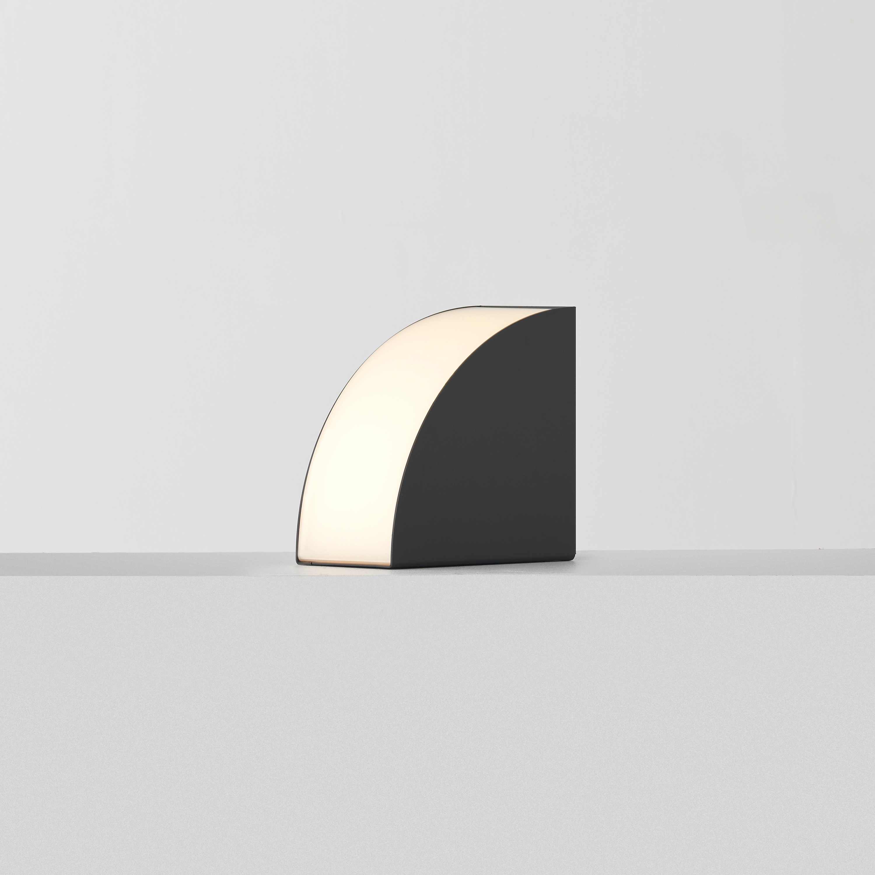Mostra il prodotto Phase Table Light - Dark Bronze del produttore Resident