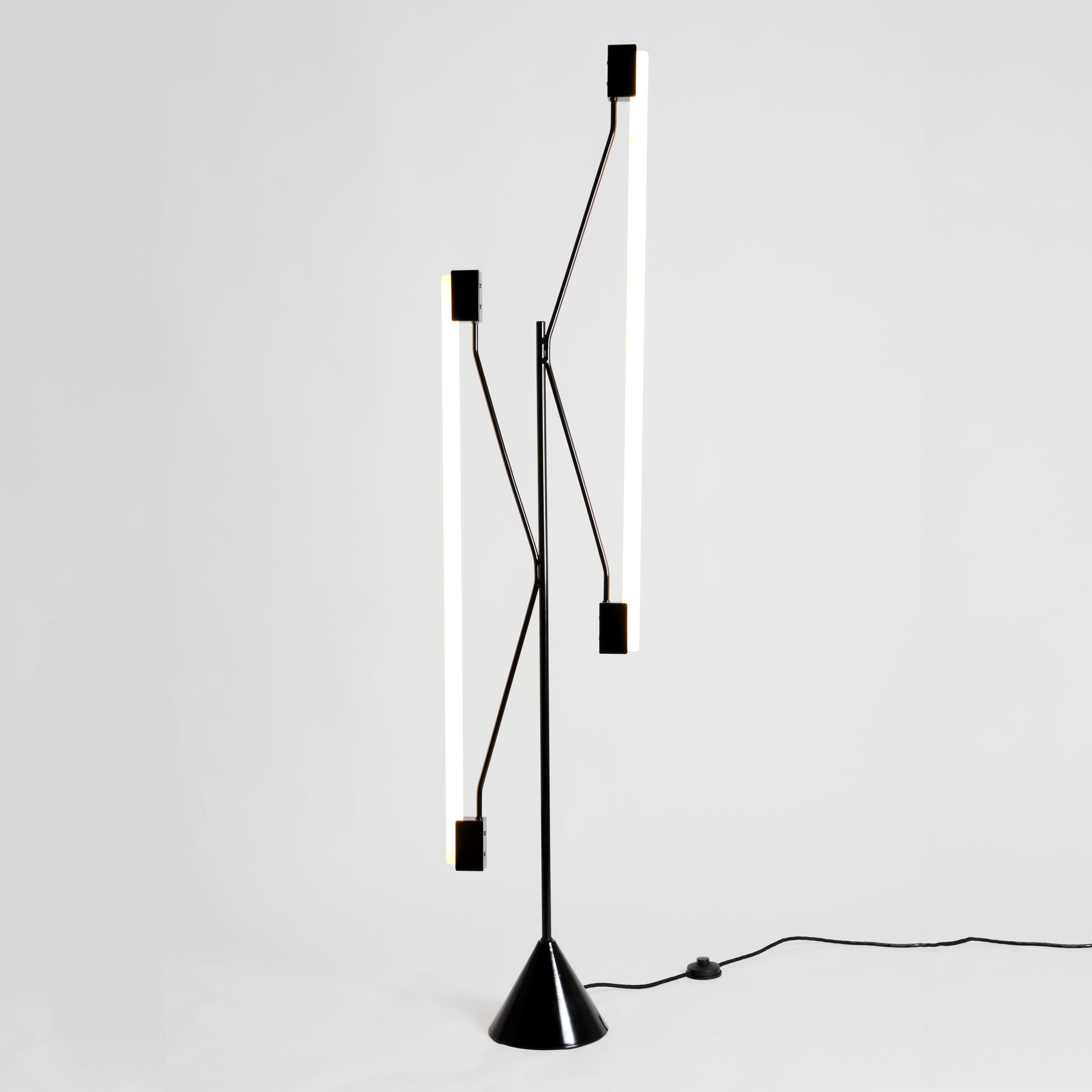 Mostra il prodotto 2 Tubes Floor lamp del produttore Atelier Areti