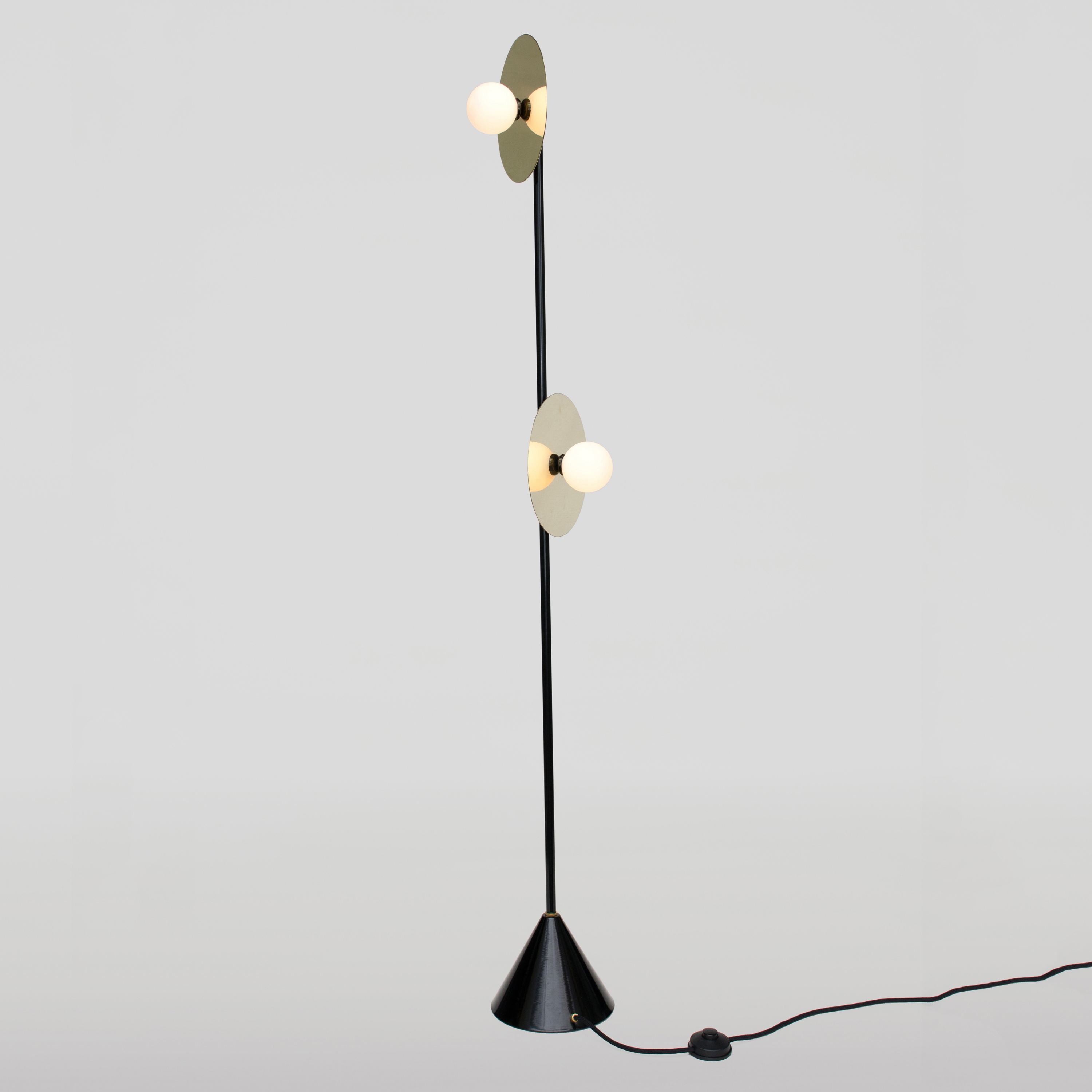 Mostra il prodotto Disc and Sphere Floor Lamp del produttore Atelier Areti