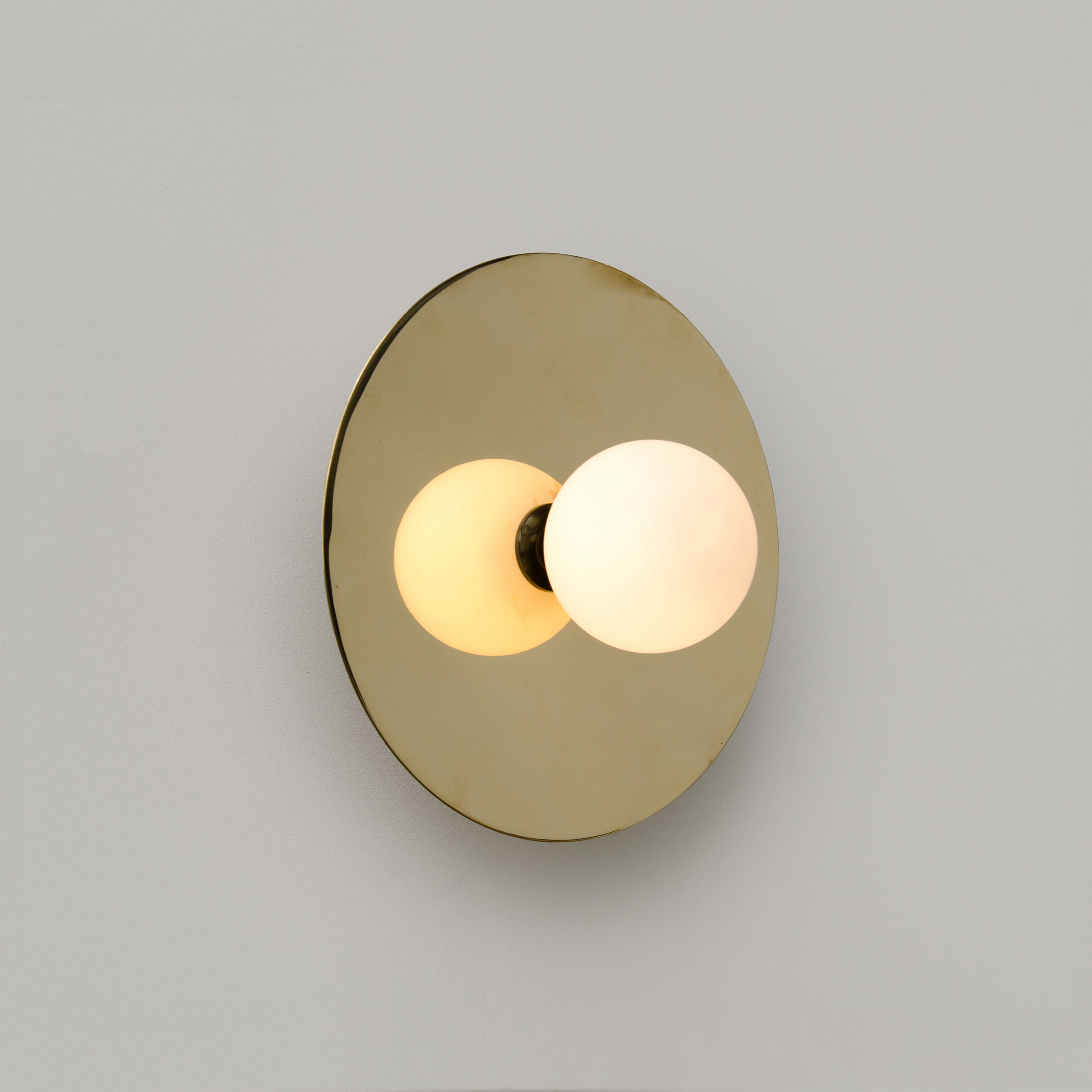 Mostra il prodotto Disc and Sphere Wall Lamp del produttore Atelier Areti