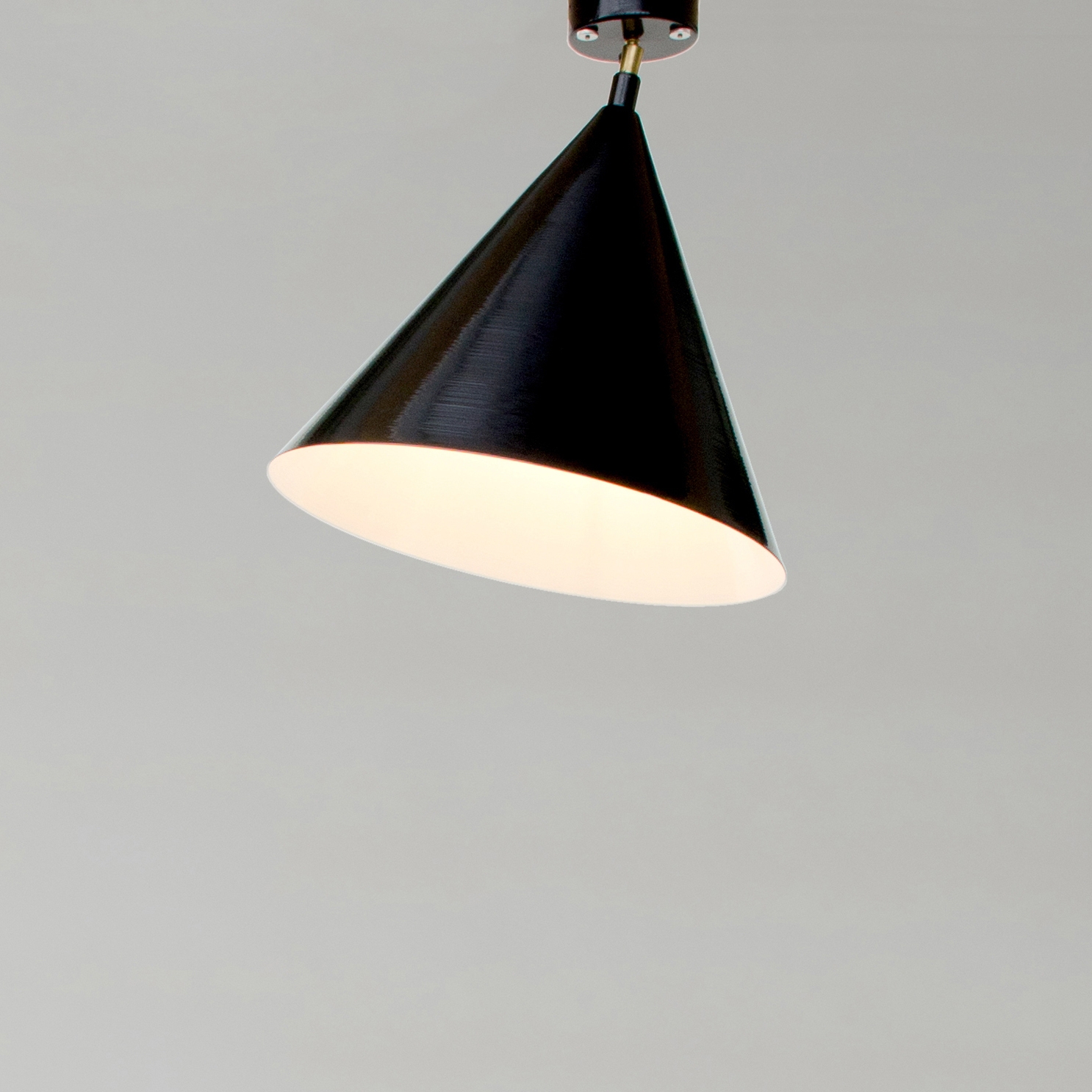 Mostra il prodotto Cone and Plate Ceiling Lamp del produttore Atelier Areti