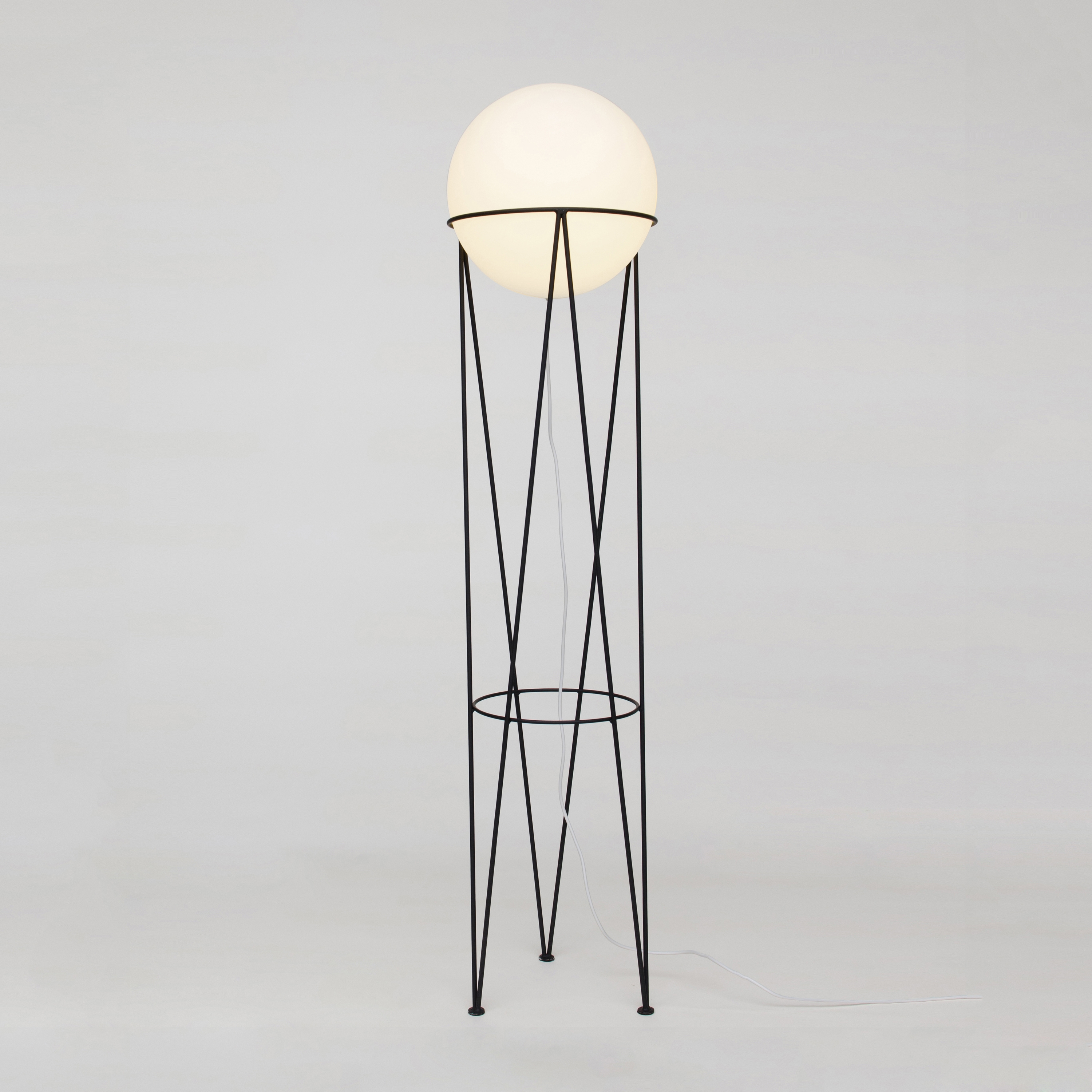 Mostra il prodotto Structure and Globe Floor Light del produttore Atelier Areti
