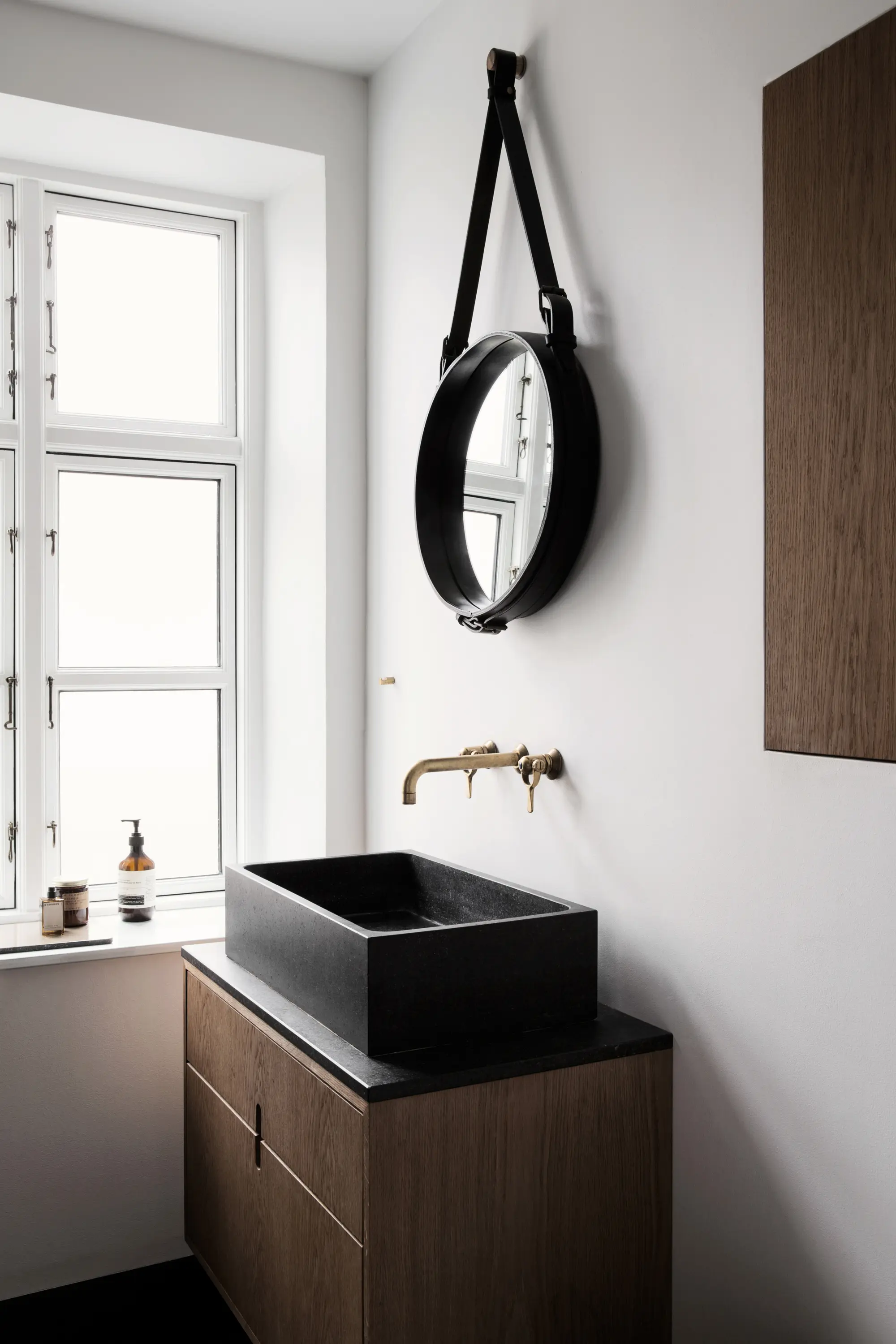 made a mano - Basin – Nuda