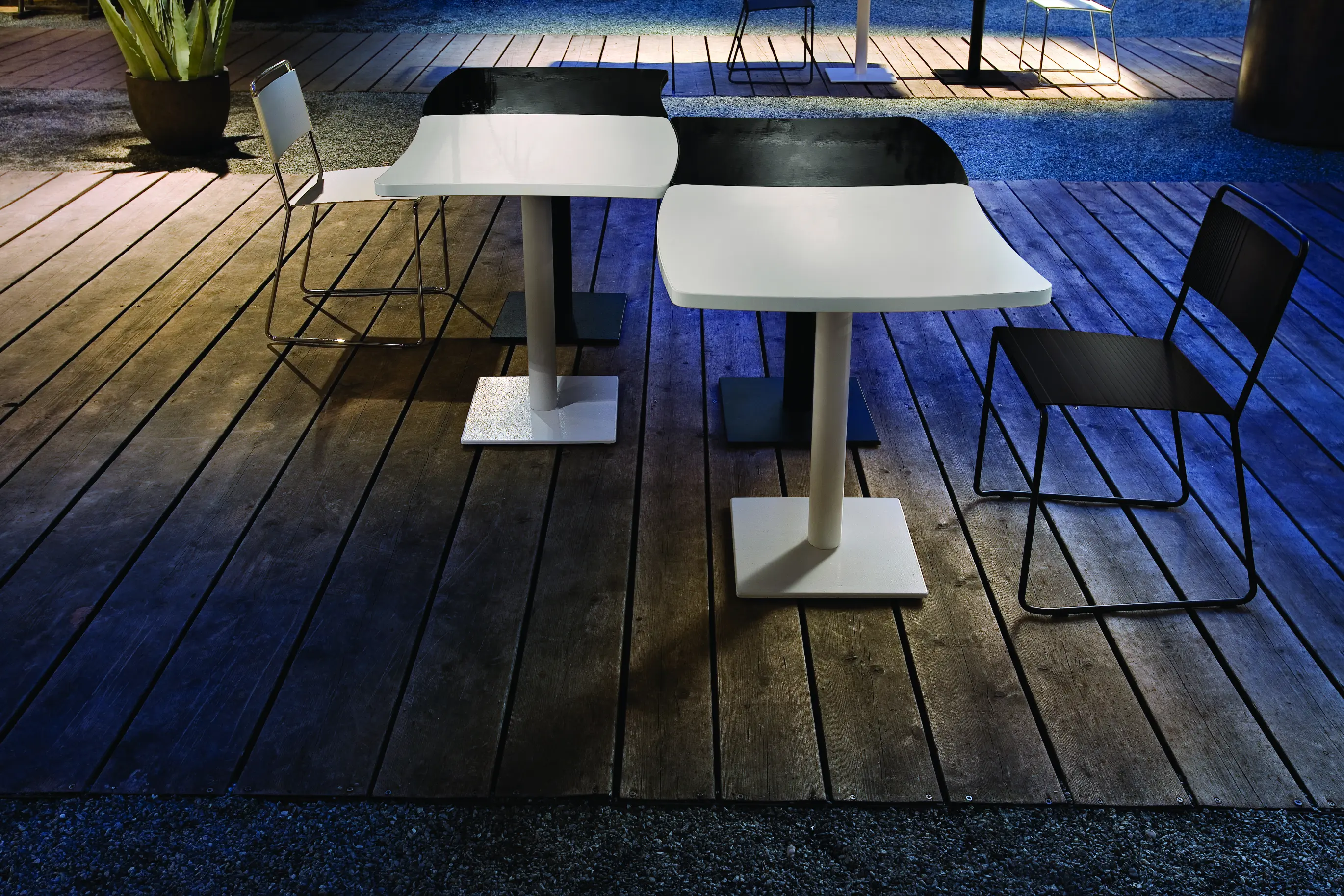 ALMA Design - Amelie Table