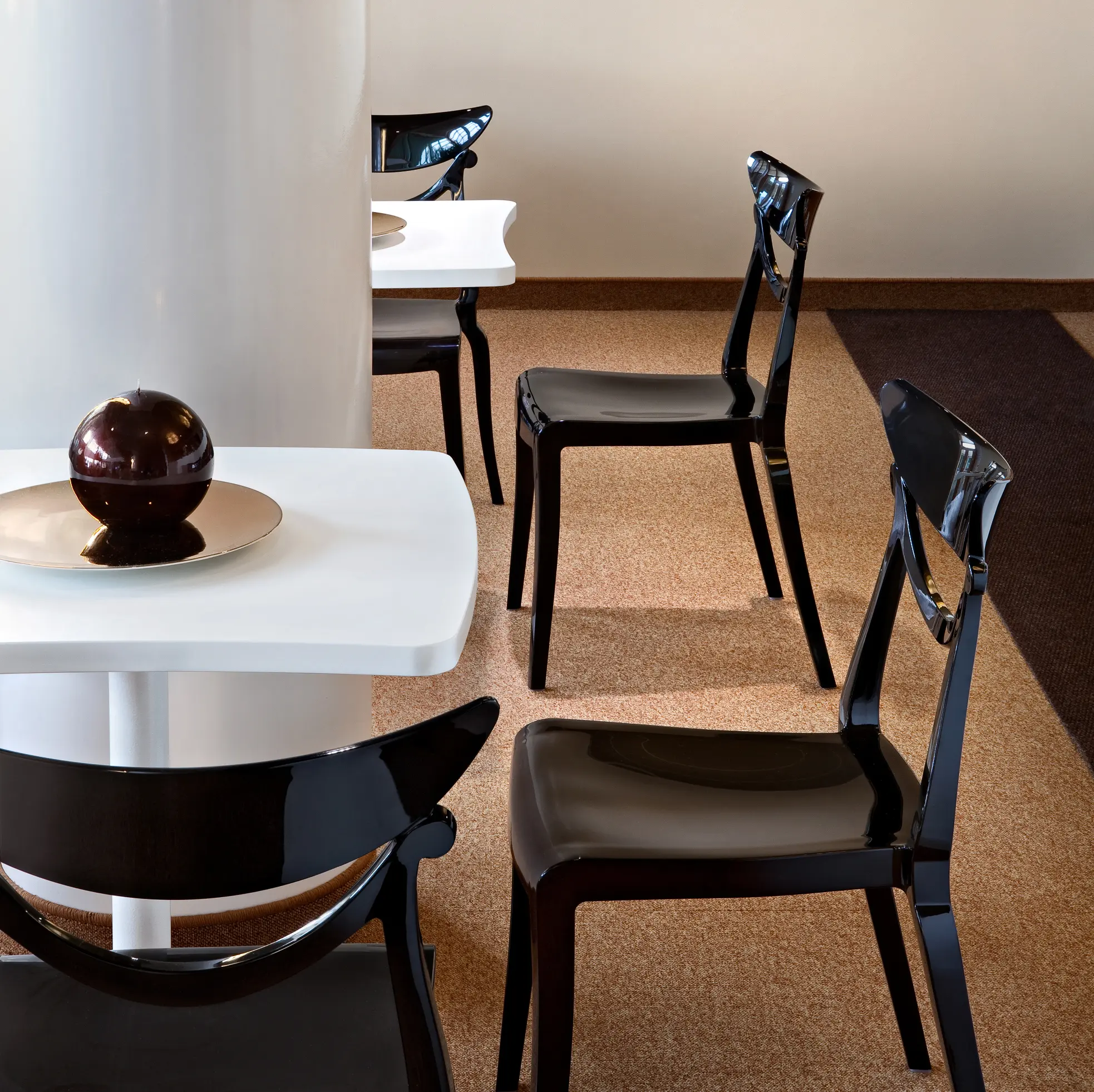 ALMA Design - Amelie Table
