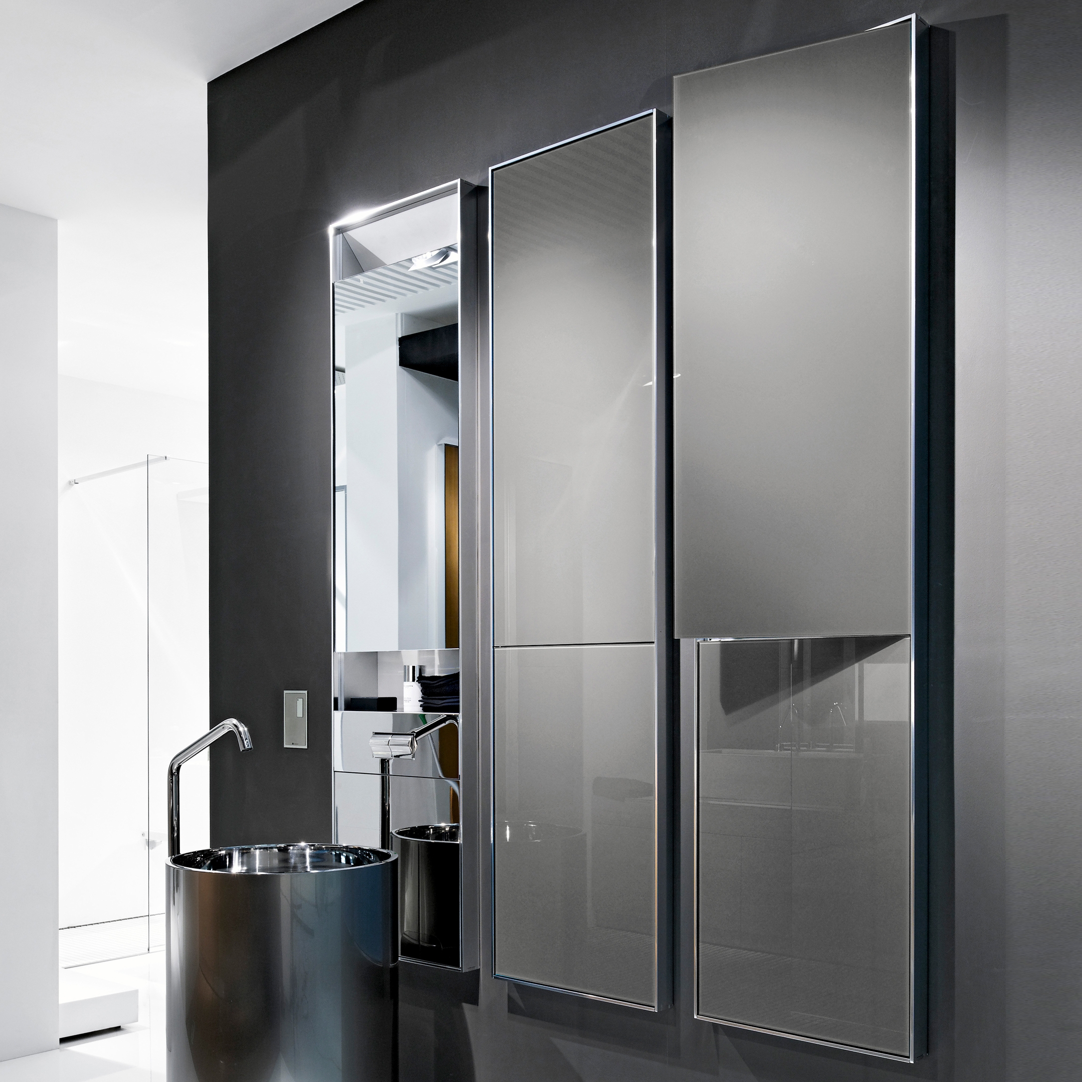 Produkt Wall & Wall Mirror des Herstellers MAKRO anzeigen