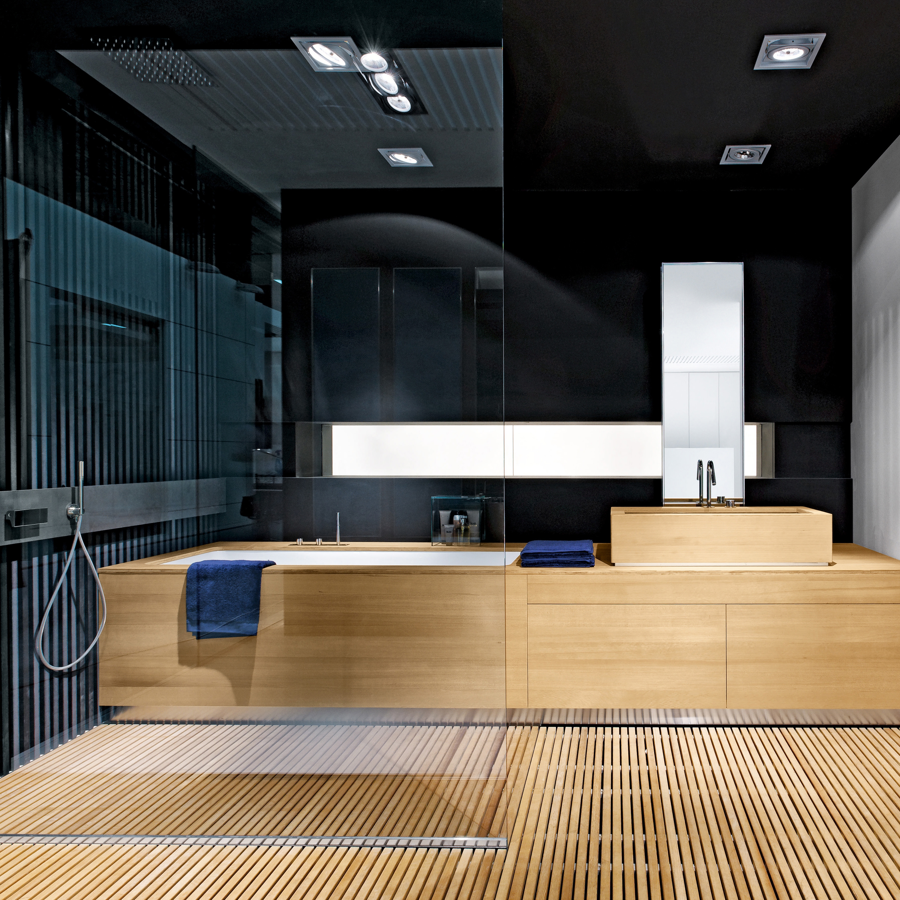 Display product Bathtub - Washbasin - Shower System from manufacturer MAKRO