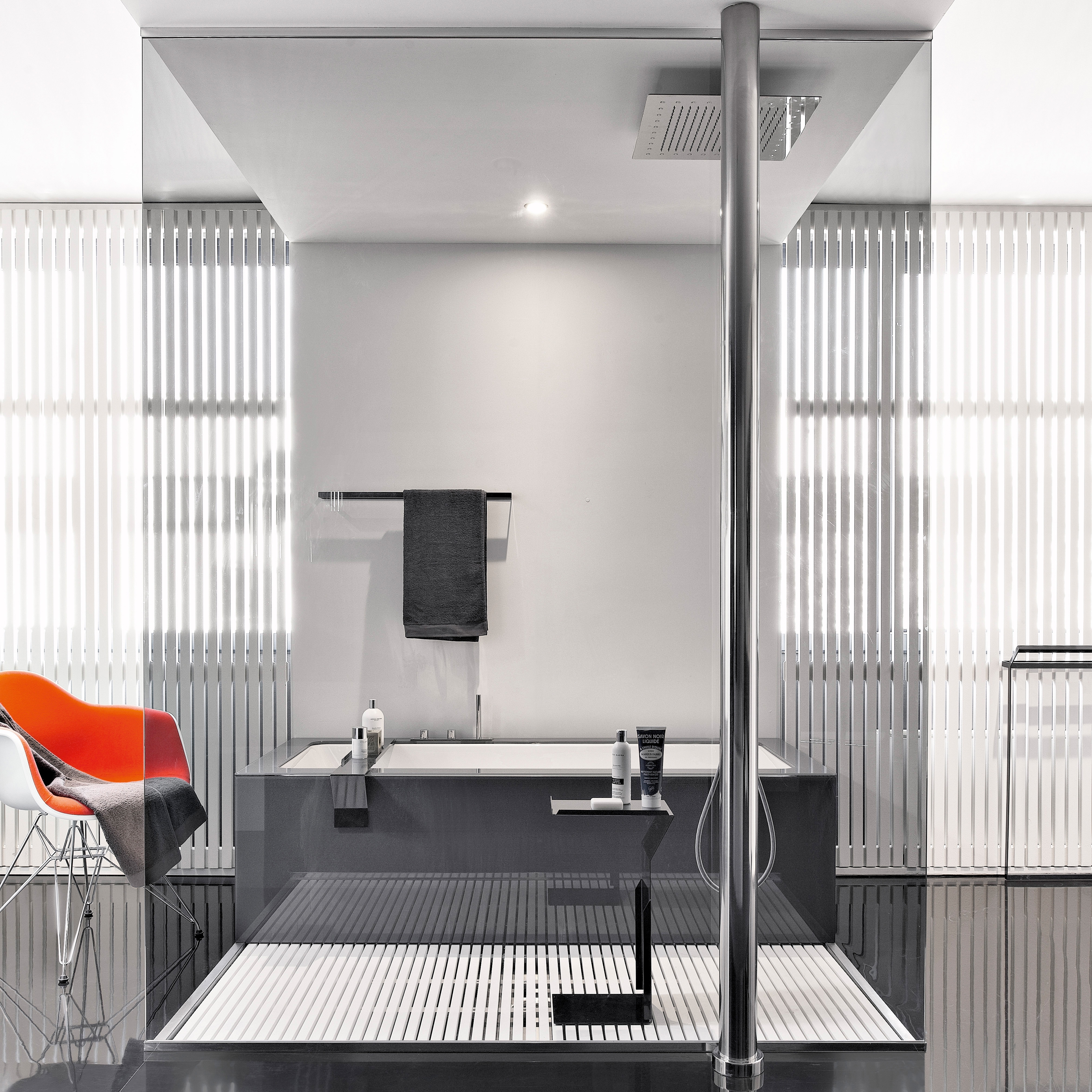 Display product Bathtub - Shower Systems from manufacturer MAKRO