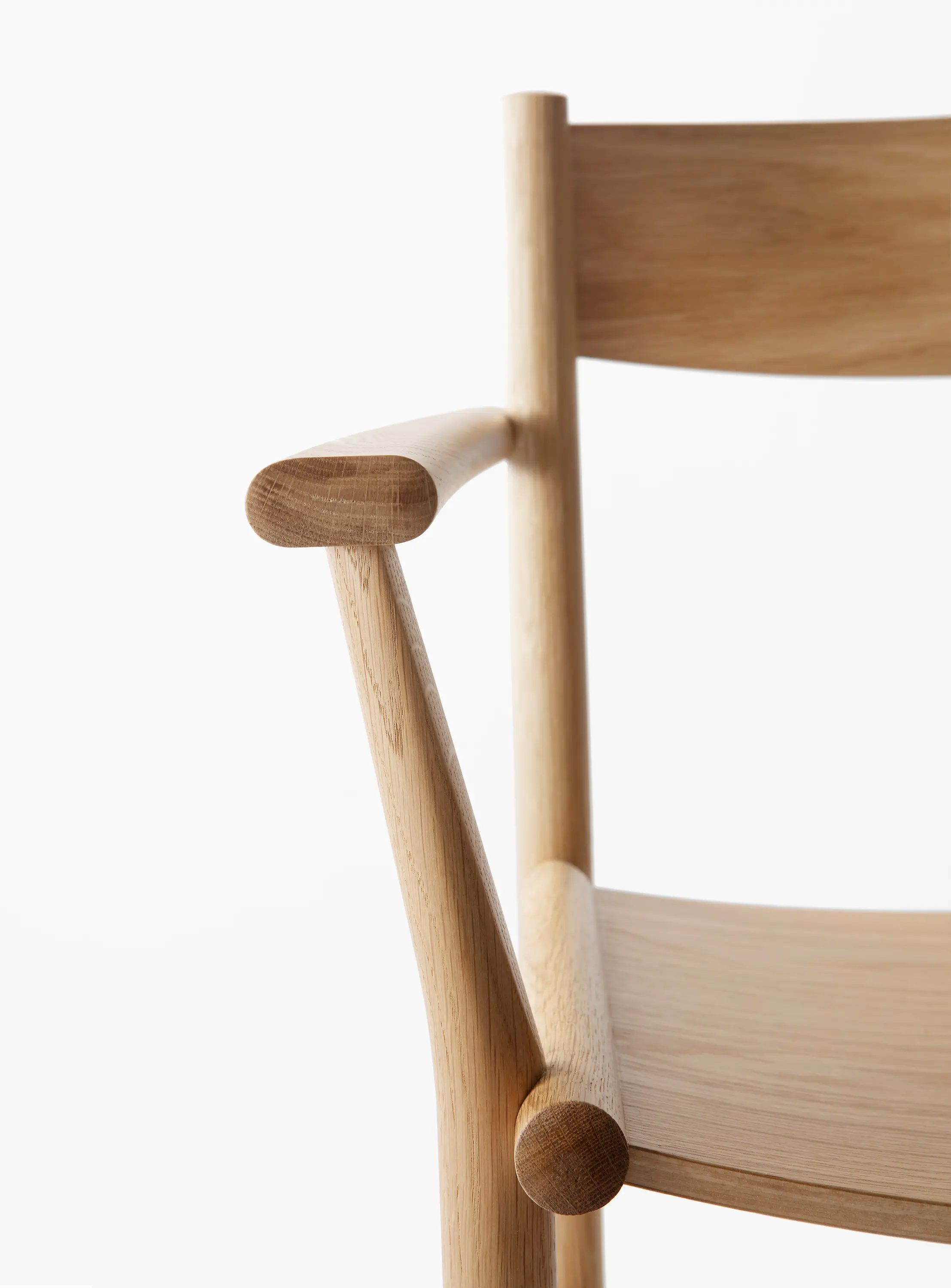 Nikari - Linea | Akademia
Armchair