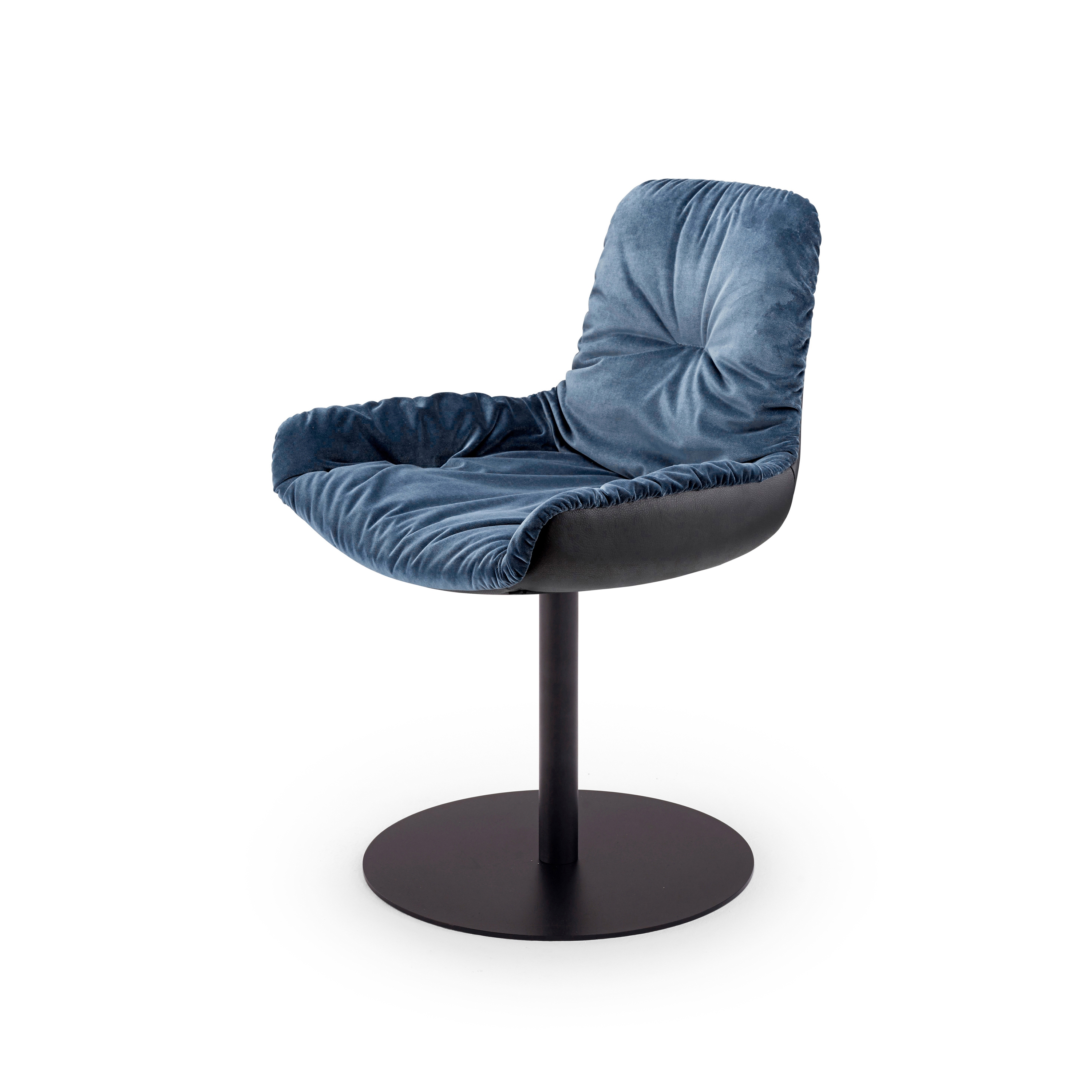 Display product Leya | Armchair Low with central leg from manufacturer FREIFRAU MANUFAKTUR