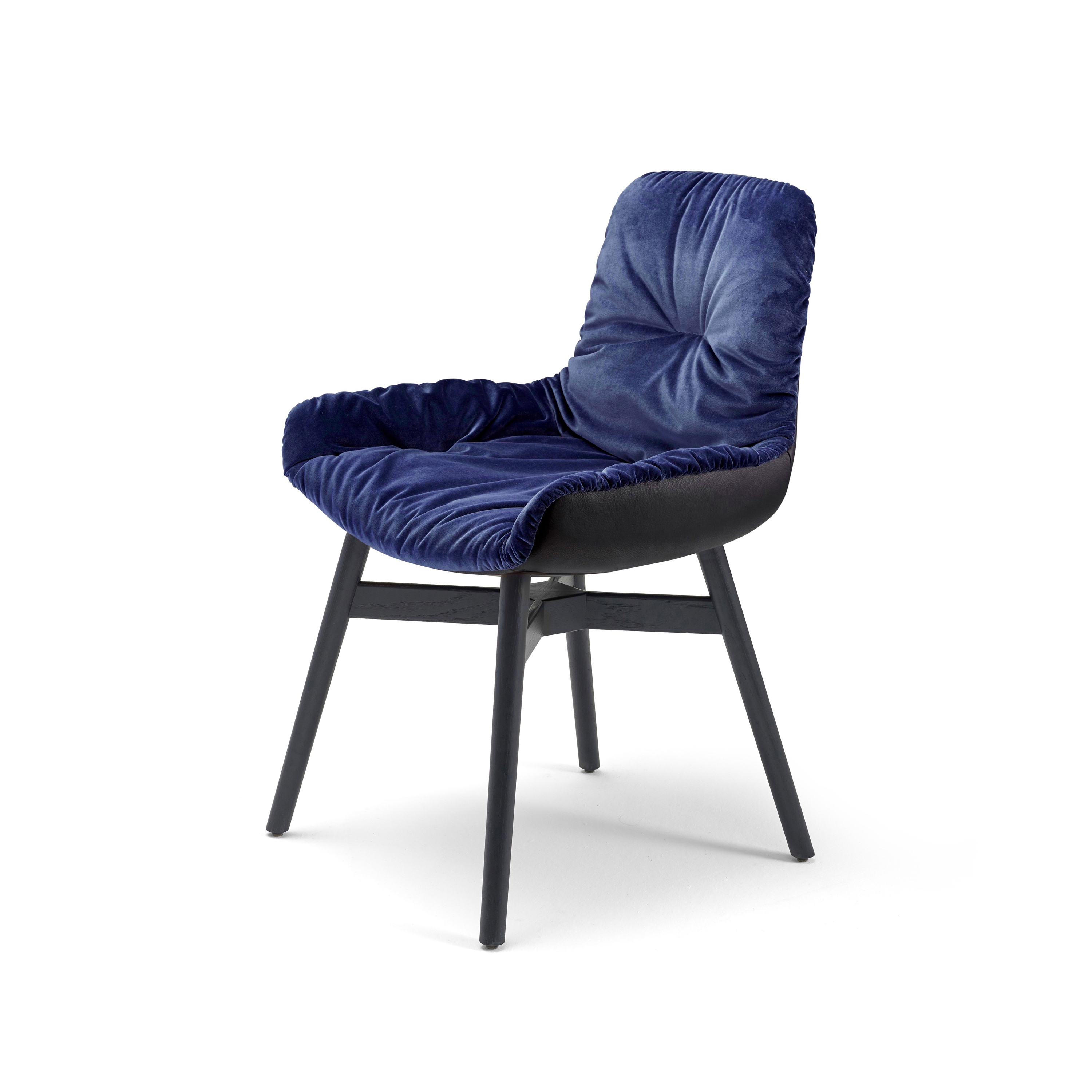Mostra il prodotto Leya | Armchair Low with wooden frame with cross del produttore FREIFRAU MANUFAKTUR