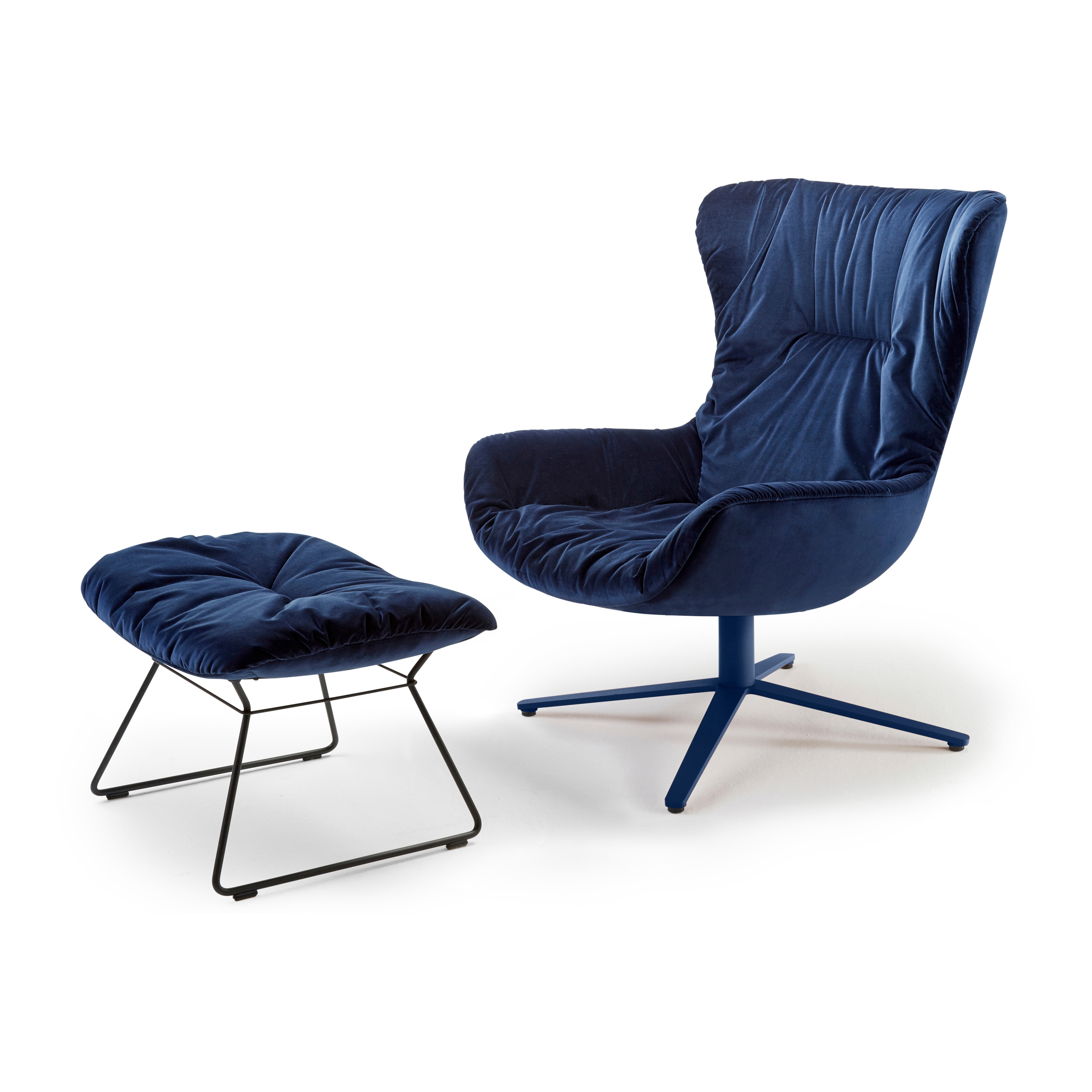 Mostra il prodotto Leya | Wingback Chair with x-base frame & Ottoman del produttore FREIFRAU MANUFAKTUR