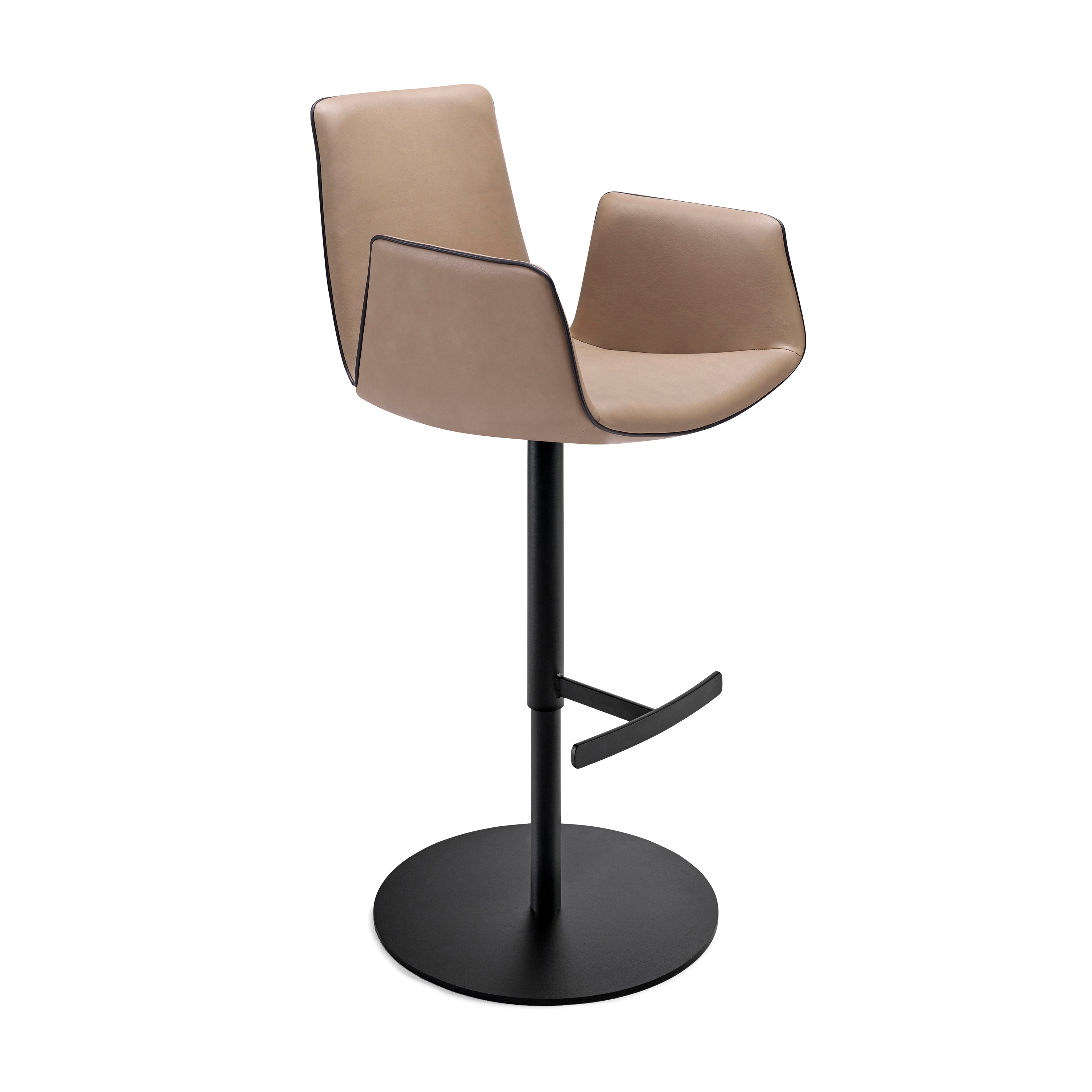 Mostra il prodotto Amelie | Bar Armchair High with column feet del produttore FREIFRAU MANUFAKTUR
