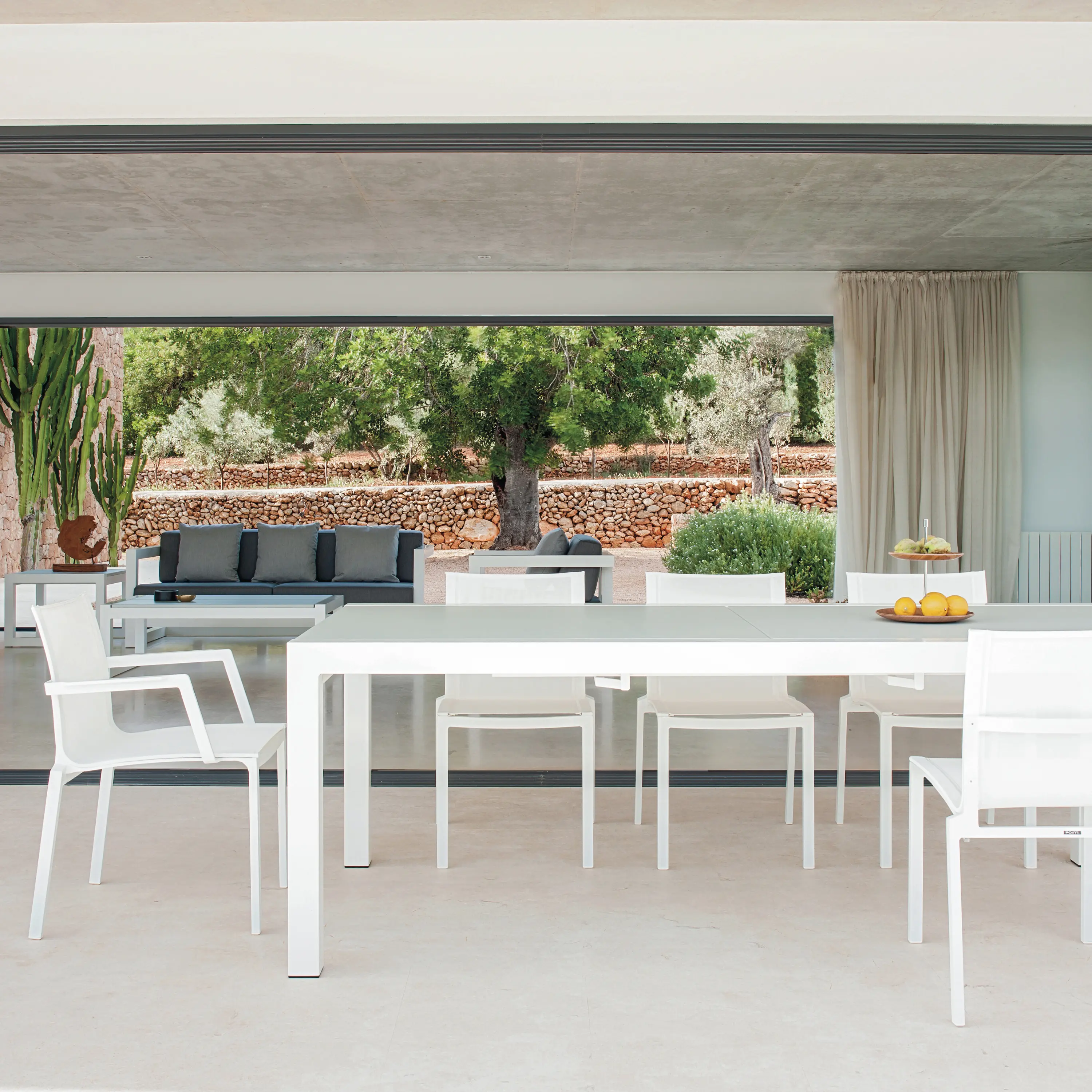 Point - Weekend | Corner Table