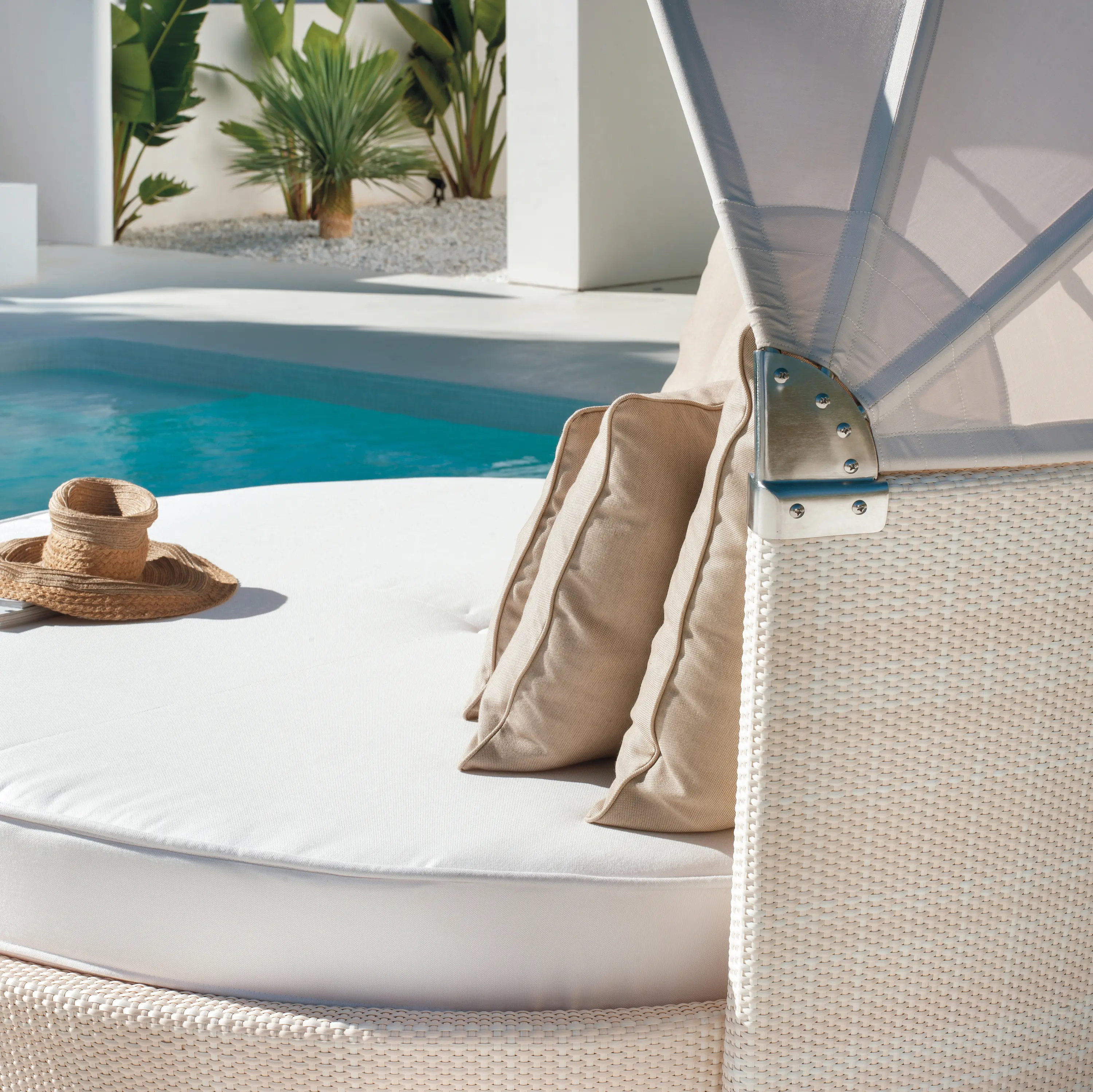 Point - Romantic | Sun Bed With Umbrella