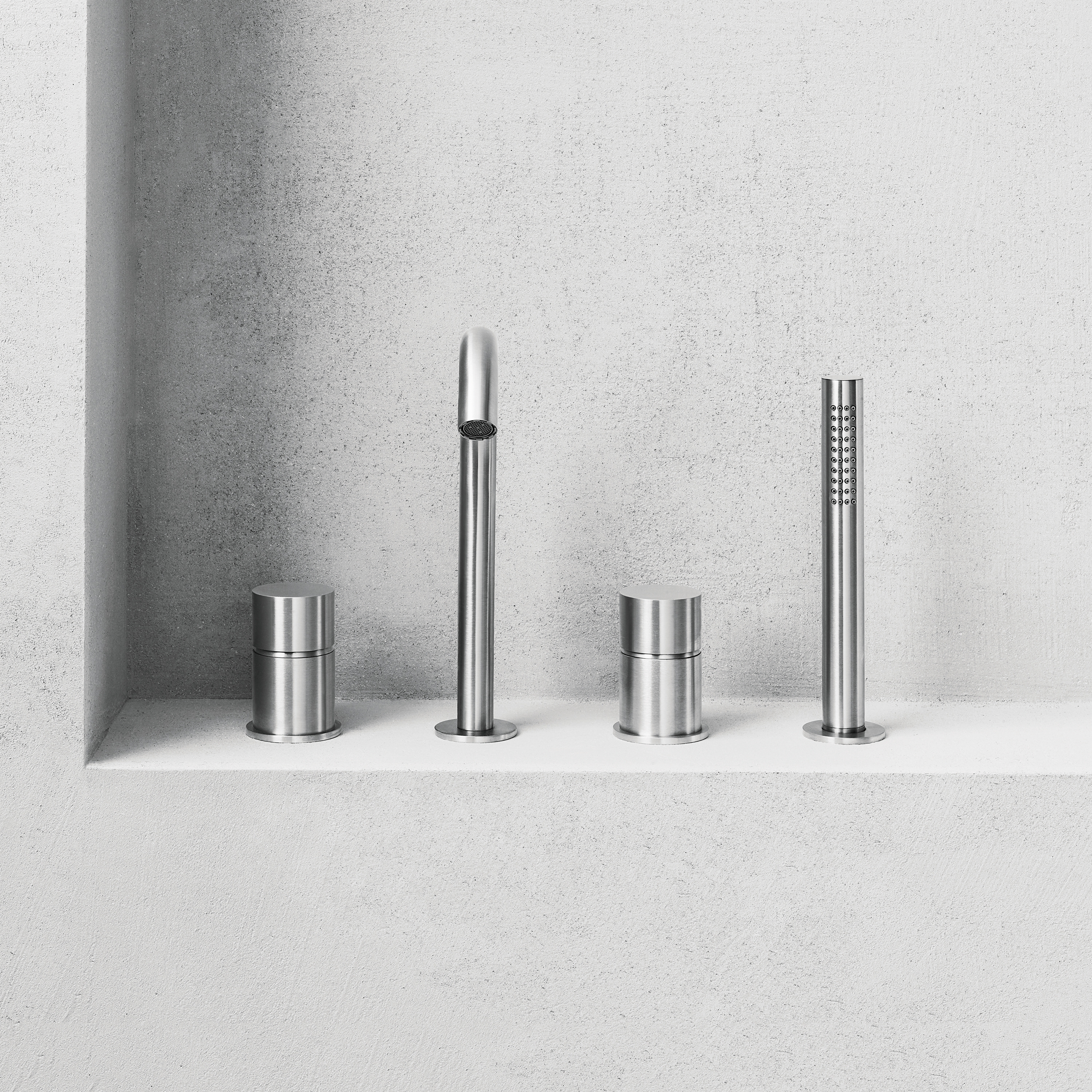 Display product AA/27 Aboutwater Boffi e Fantini | Deck-mount bathtub mixer from manufacturer Fantini