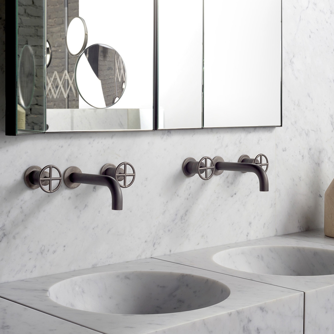 Mostra il prodotto Fontane Bianche Salvatori + Fantini | Wall-mount washbasin mixer del produttore Fantini
