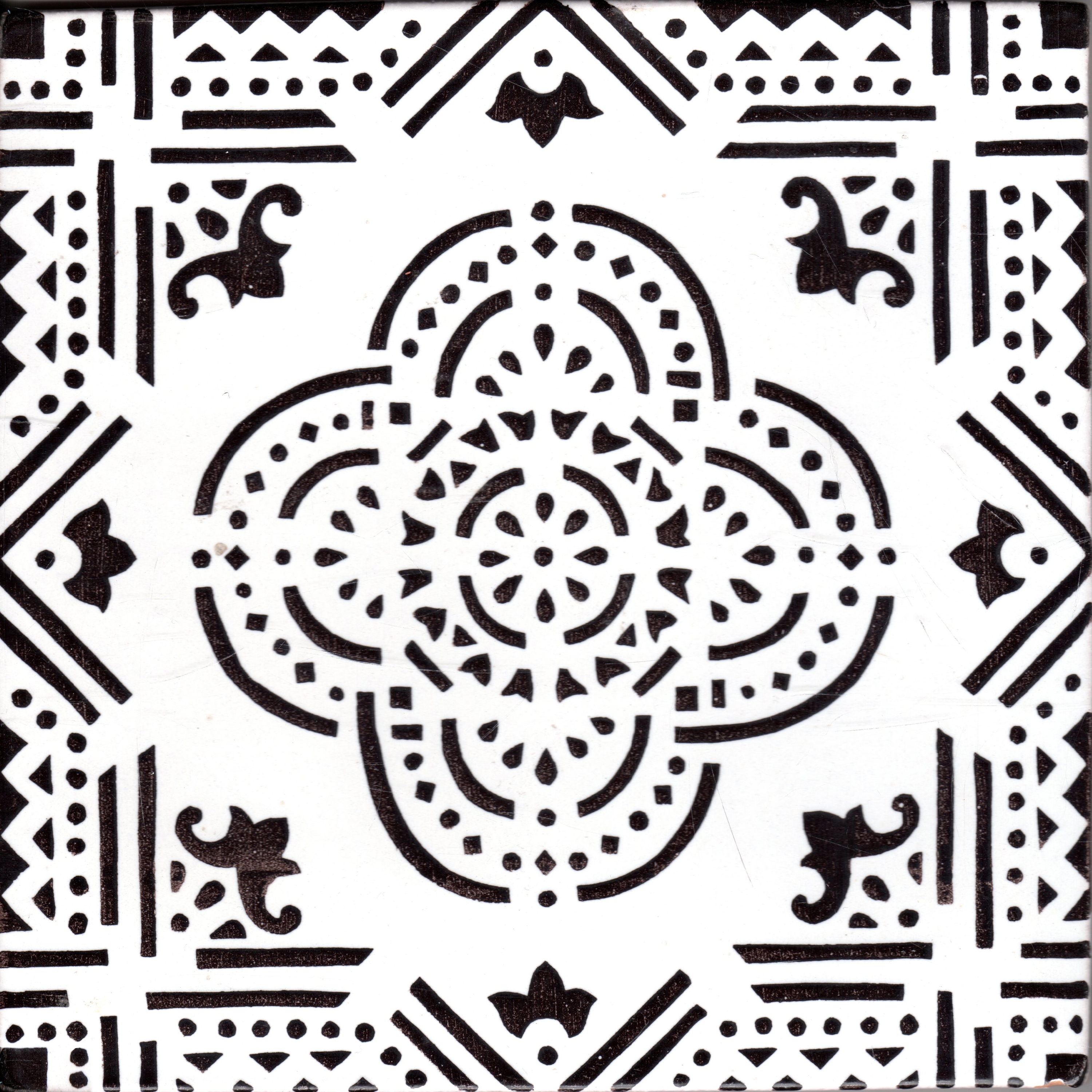 Display product LR SC Madras Fondo Bianco Decoro Nero from manufacturer La Riggiola