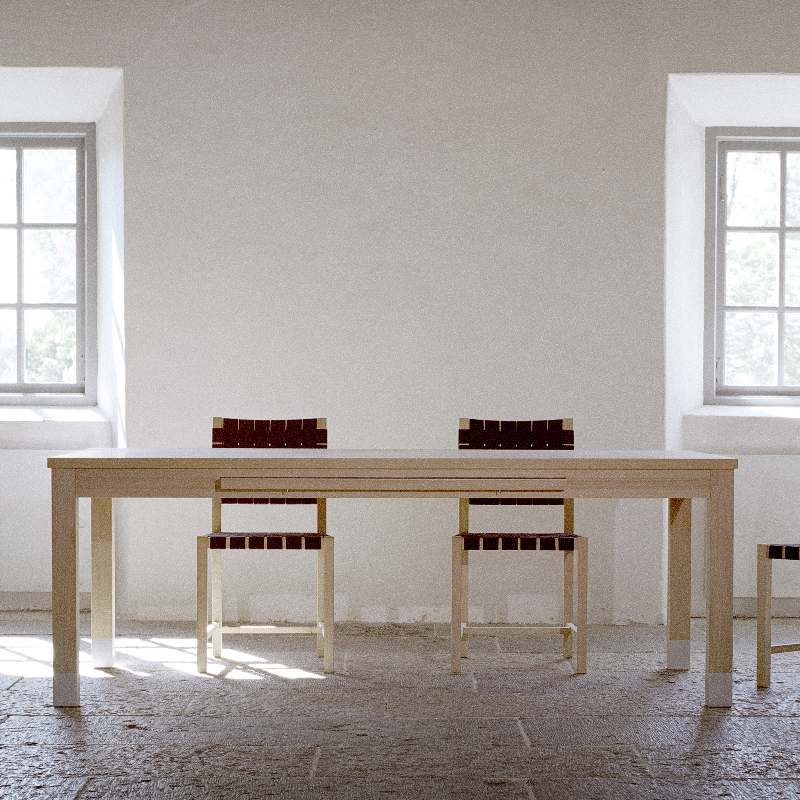Afficher le produit Sumo dining table du fabricant Olby Design
